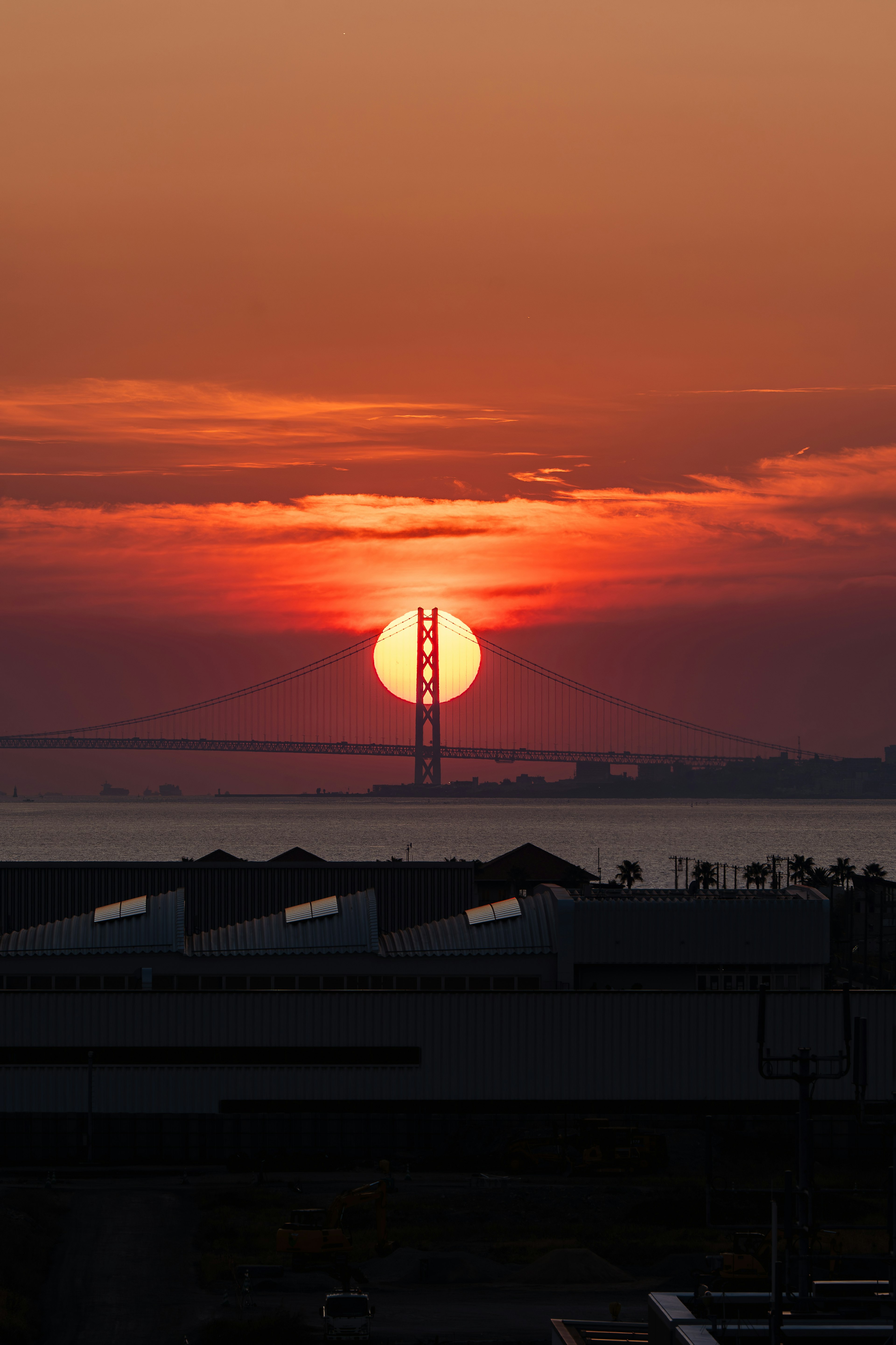 美しい夕日が橋の上に沈む風景