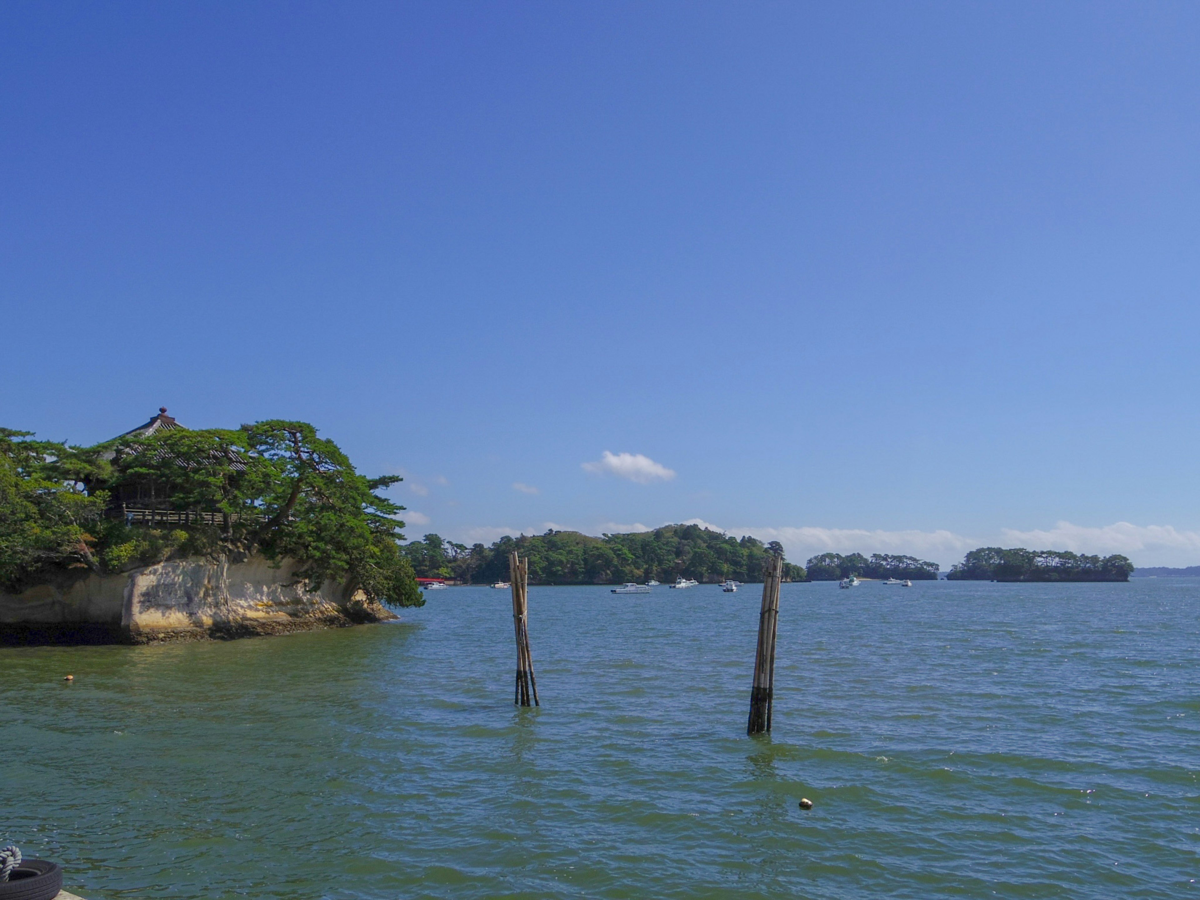 Malersicher Blick auf den blauen Himmel und das ruhige Meer mit alten Piers im Wasser