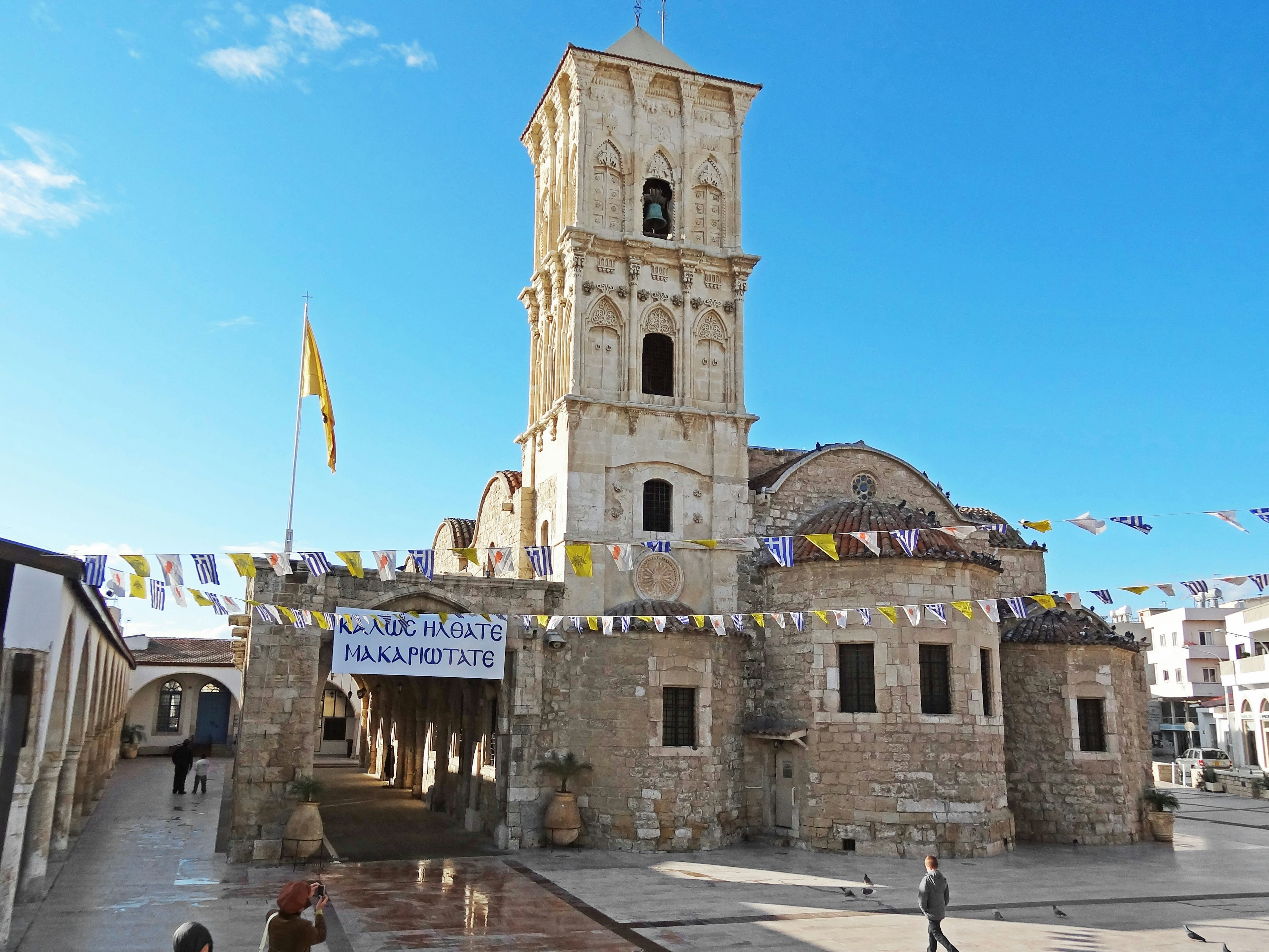 Vista de una iglesia antigua con un campanario en una plaza