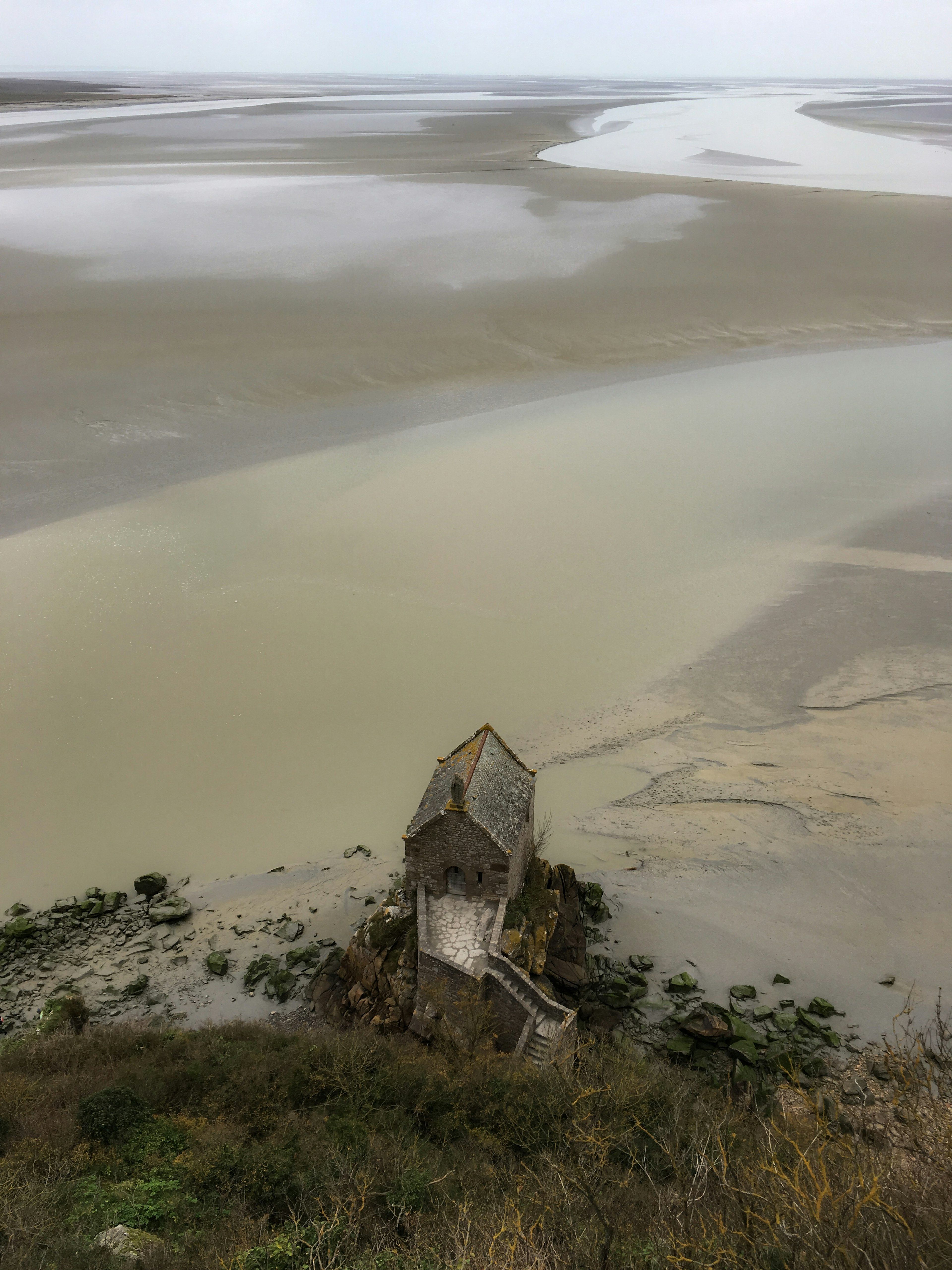 湿地に立つ古い小屋の風景