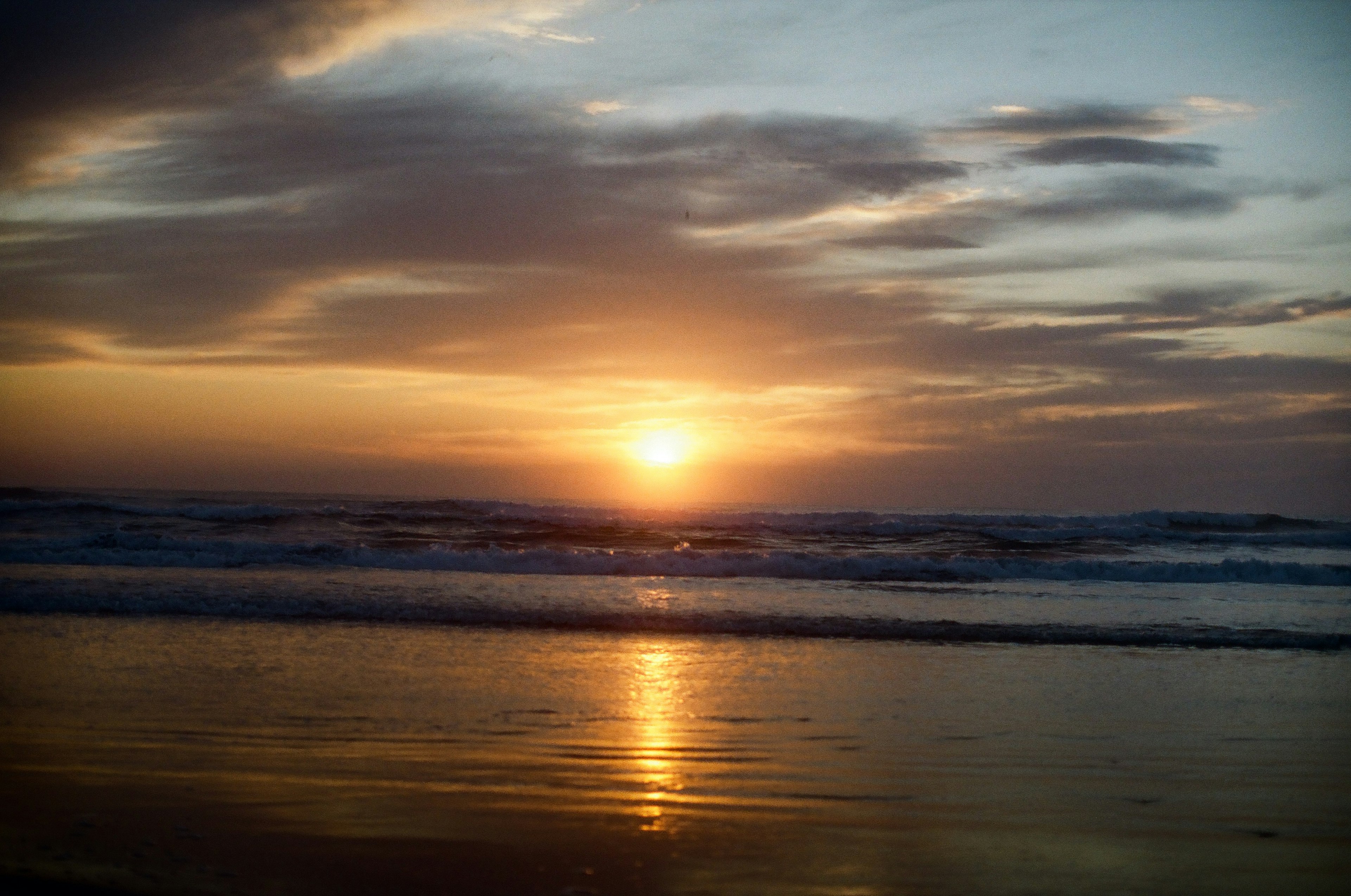 美しい夕日が海に沈み込む様子を捉えた画像