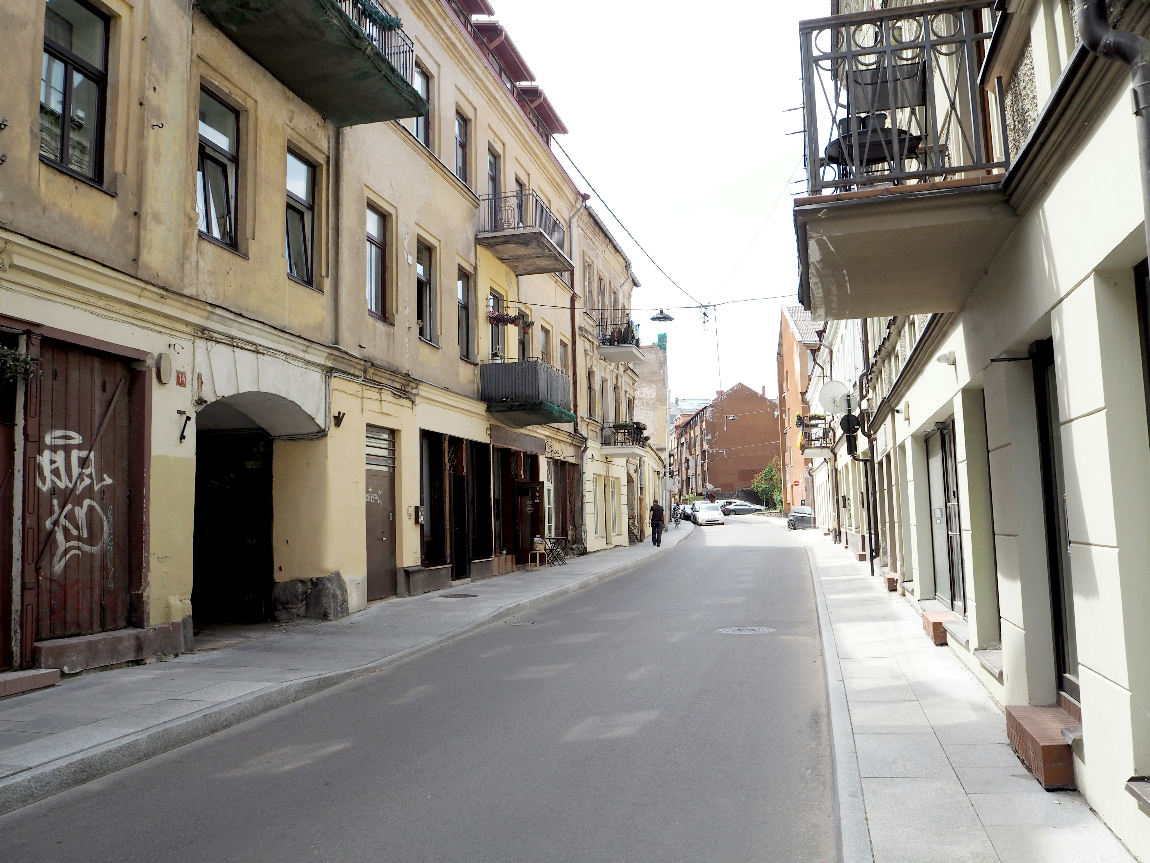 Straßenszene mit alten Gebäuden und modernen Designs