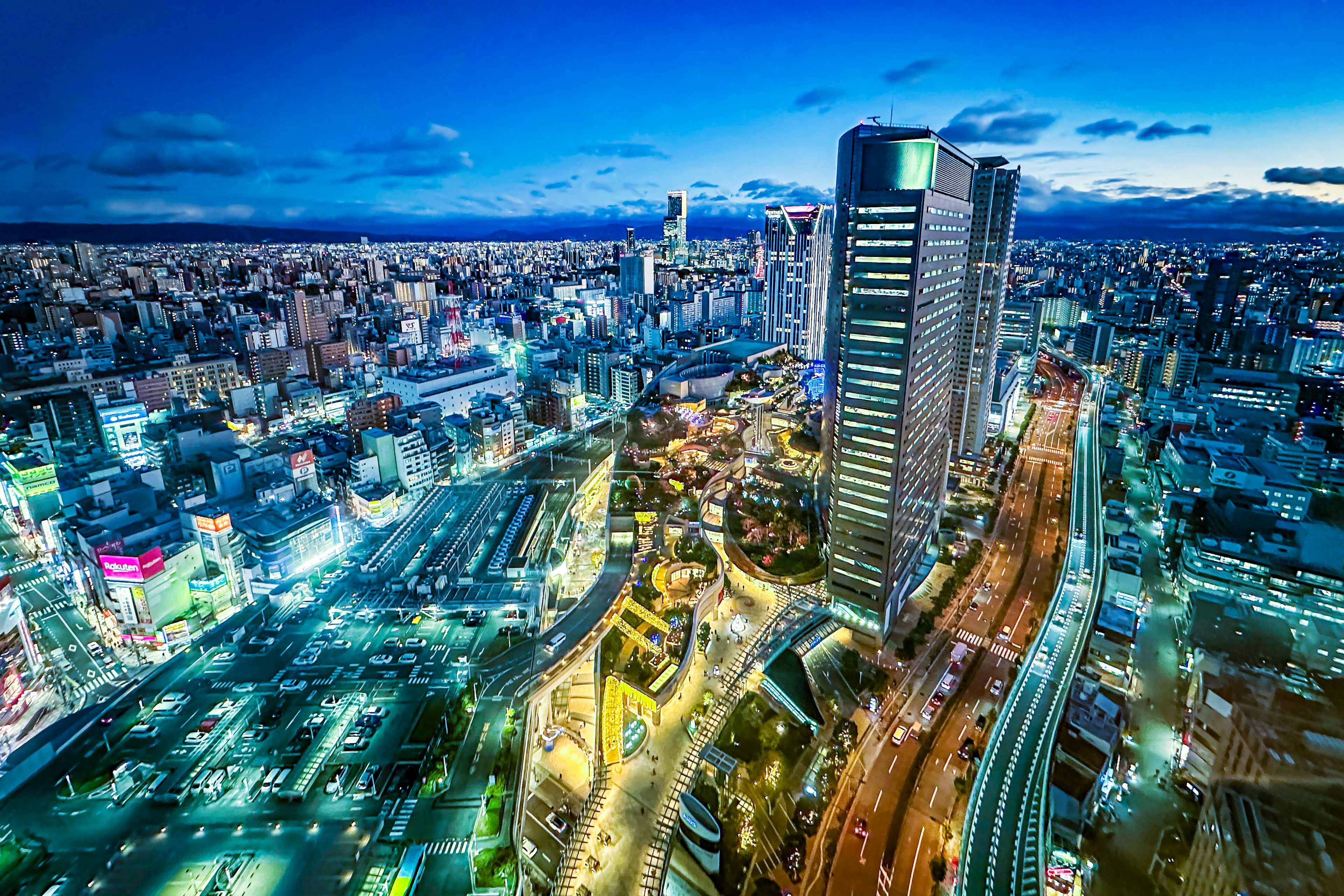 夜景の都市風景 高層ビルと交差点が映る