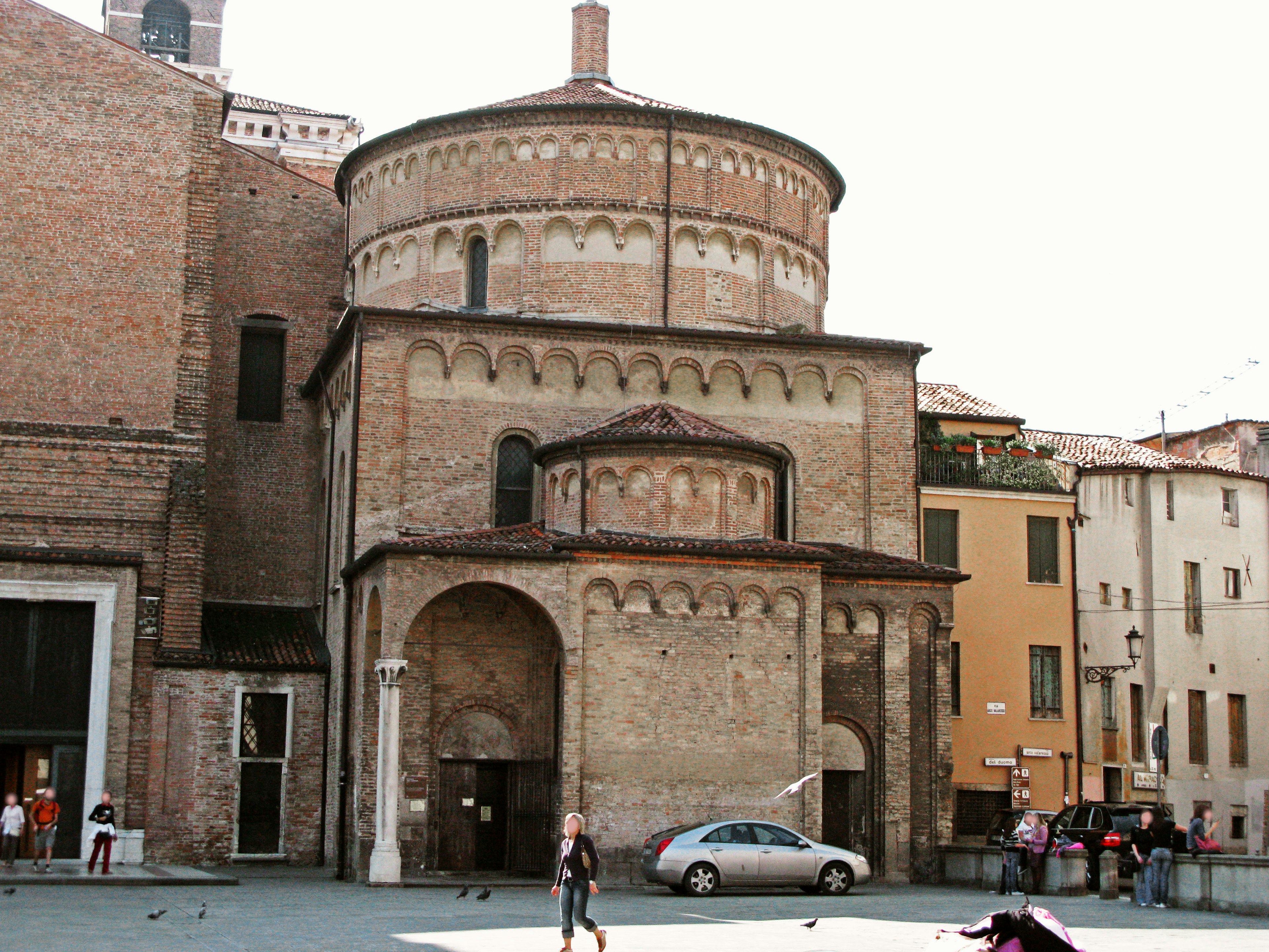 Edificio antico in una piazza con architettura circostante