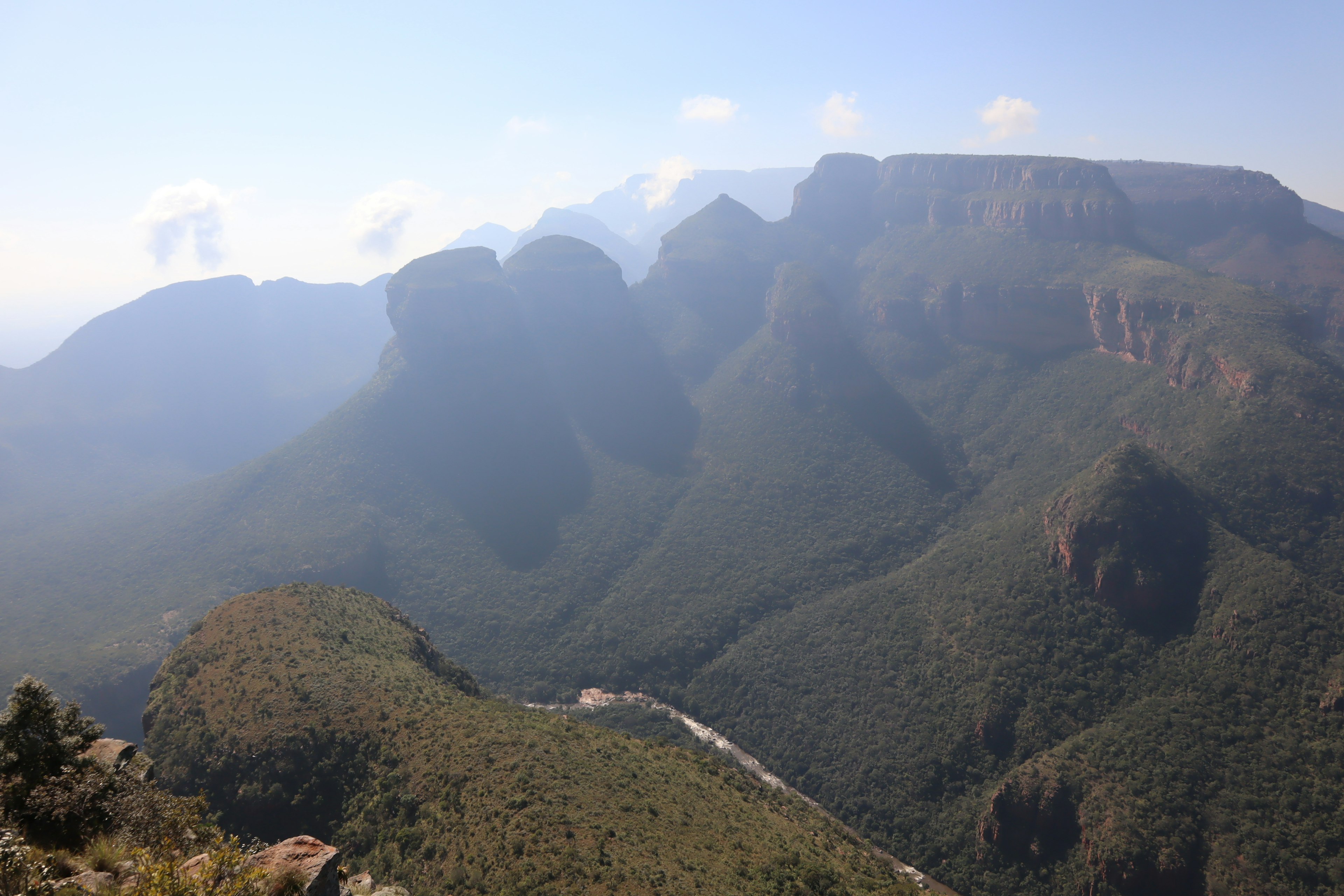 Paysage de montagnes majestueuses et de vallée profonde