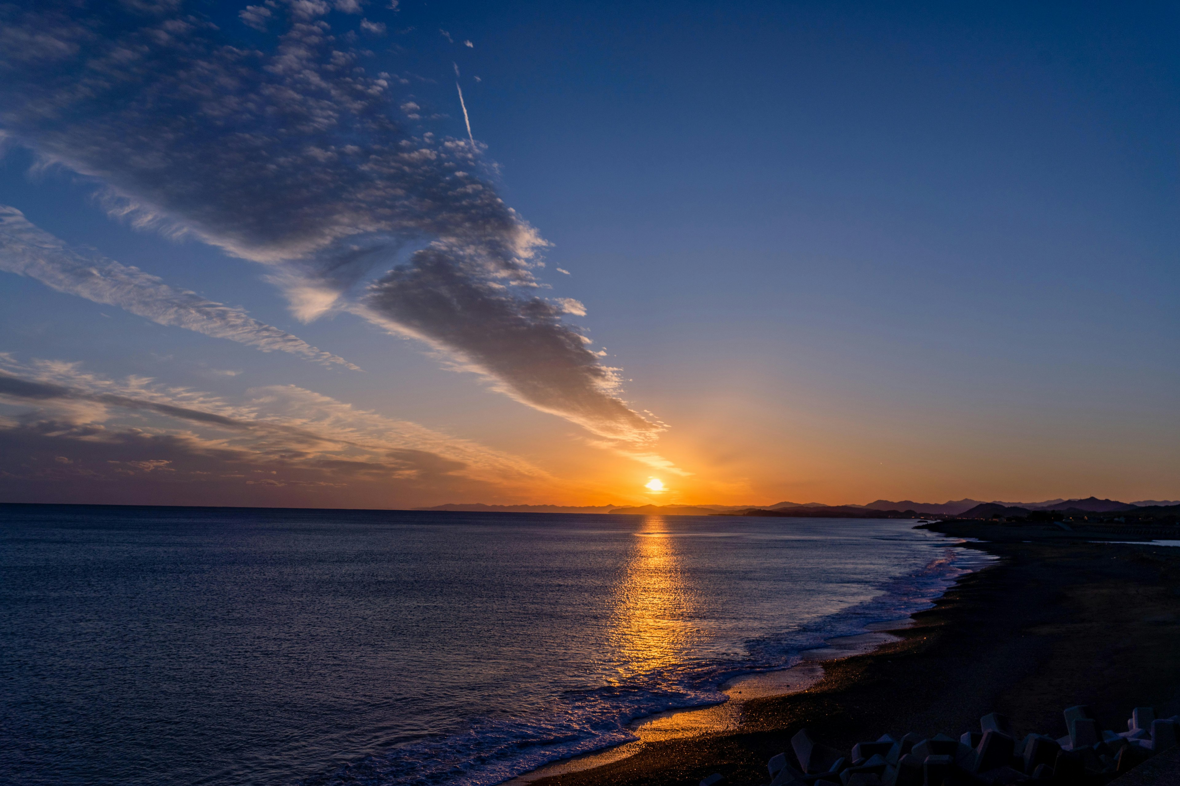 美しい夕日が海に沈む風景で空には雲が広がっている