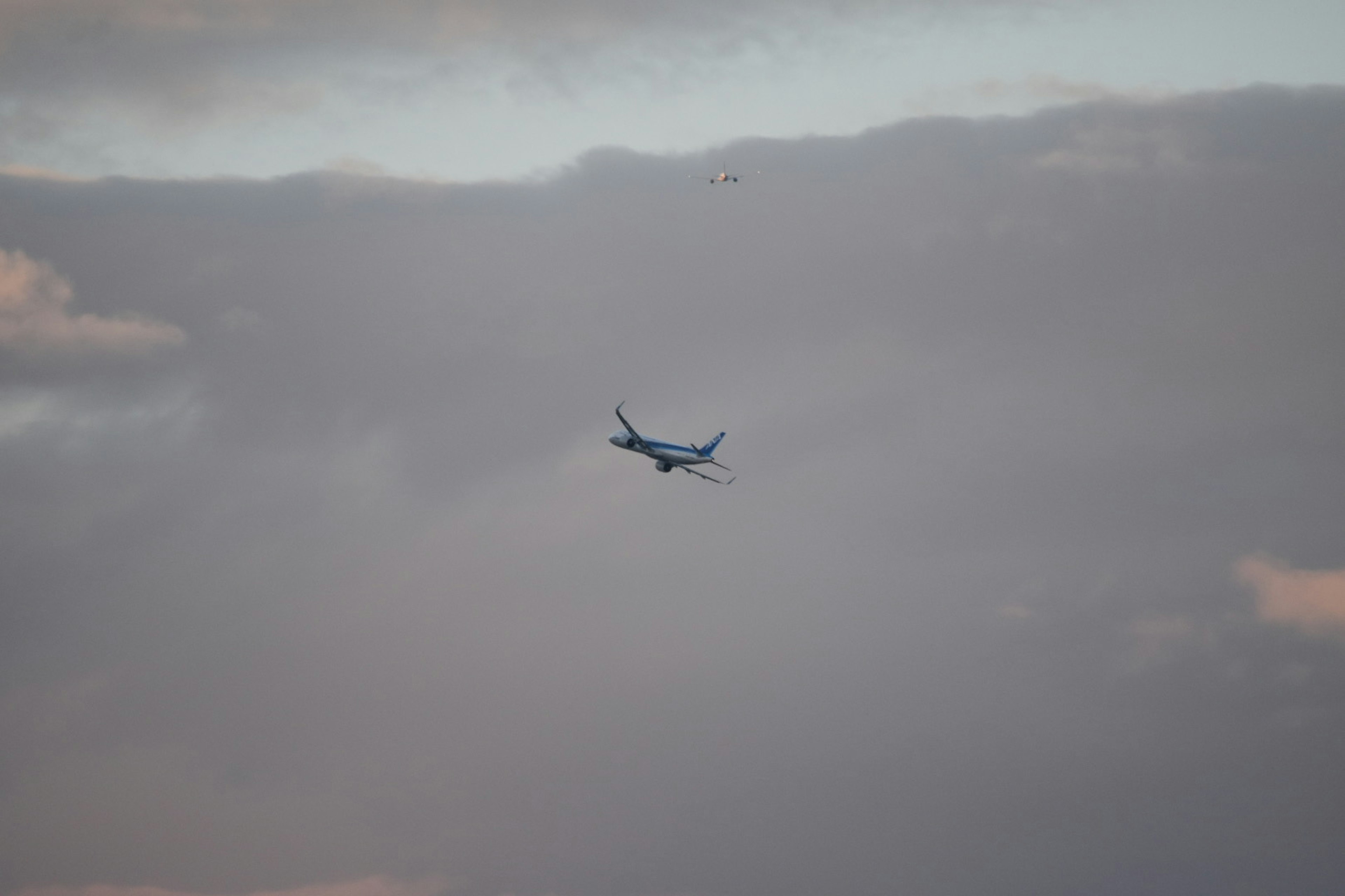 Flugzeug fliegt durch einen bewölkten Himmel