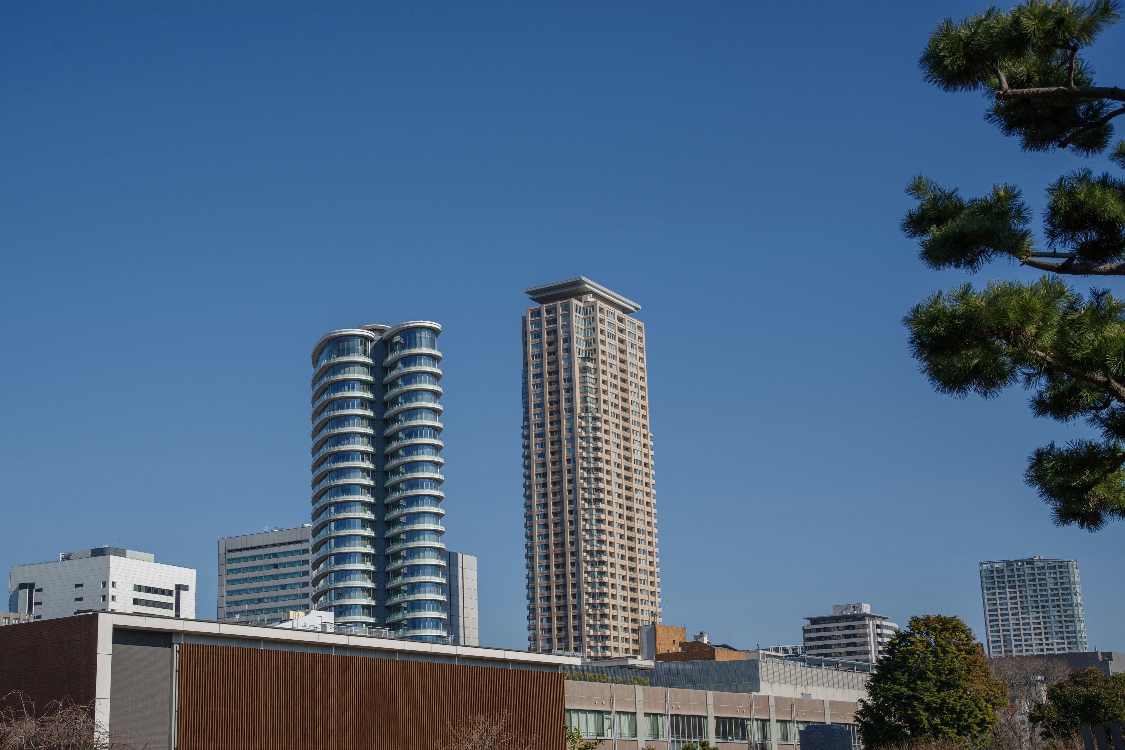 Panorama urbano con grattacieli sotto un cielo blu