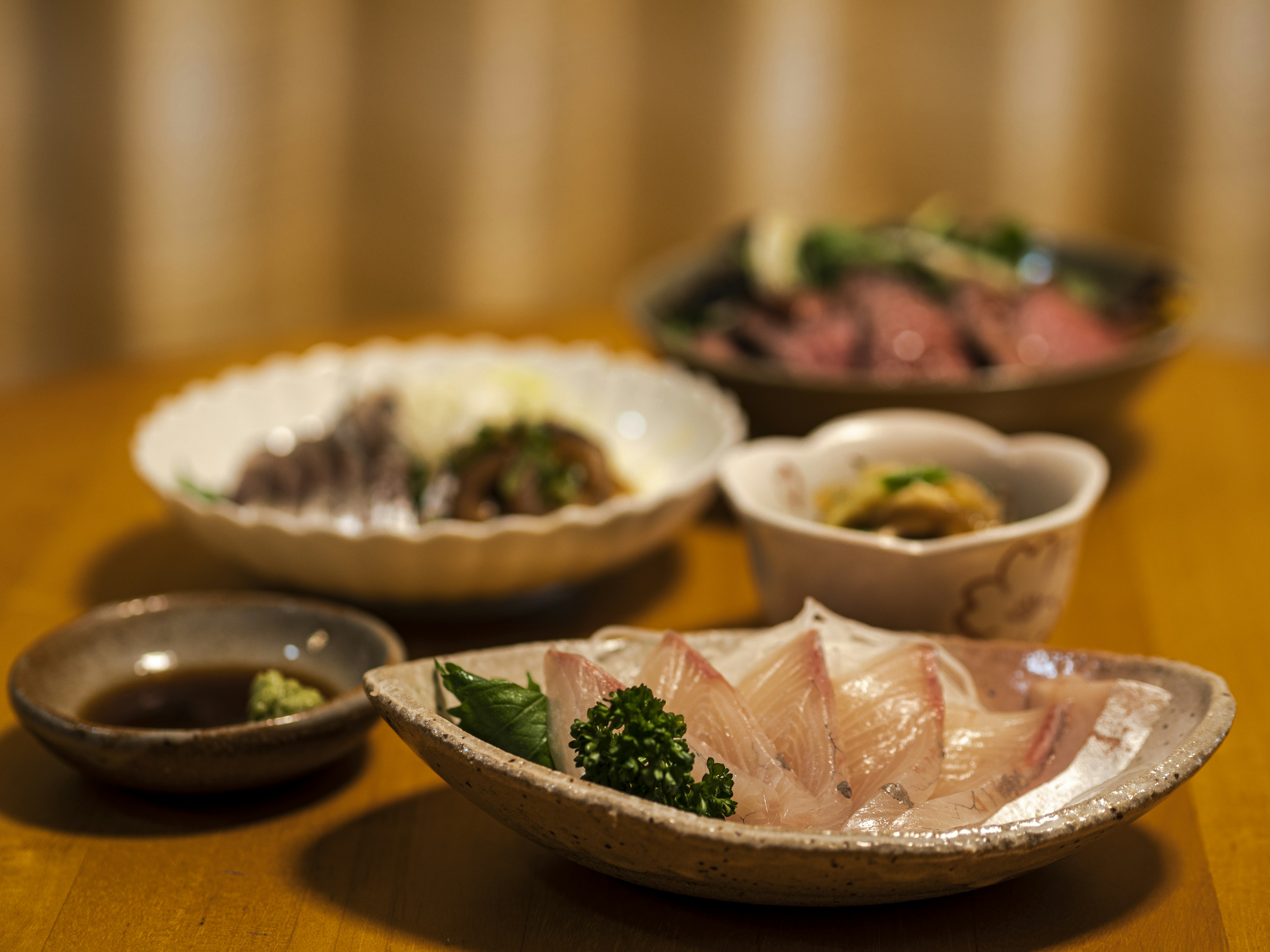 Hermosa bandeja de sashimi que muestra la cocina japonesa en una mesa de comedor