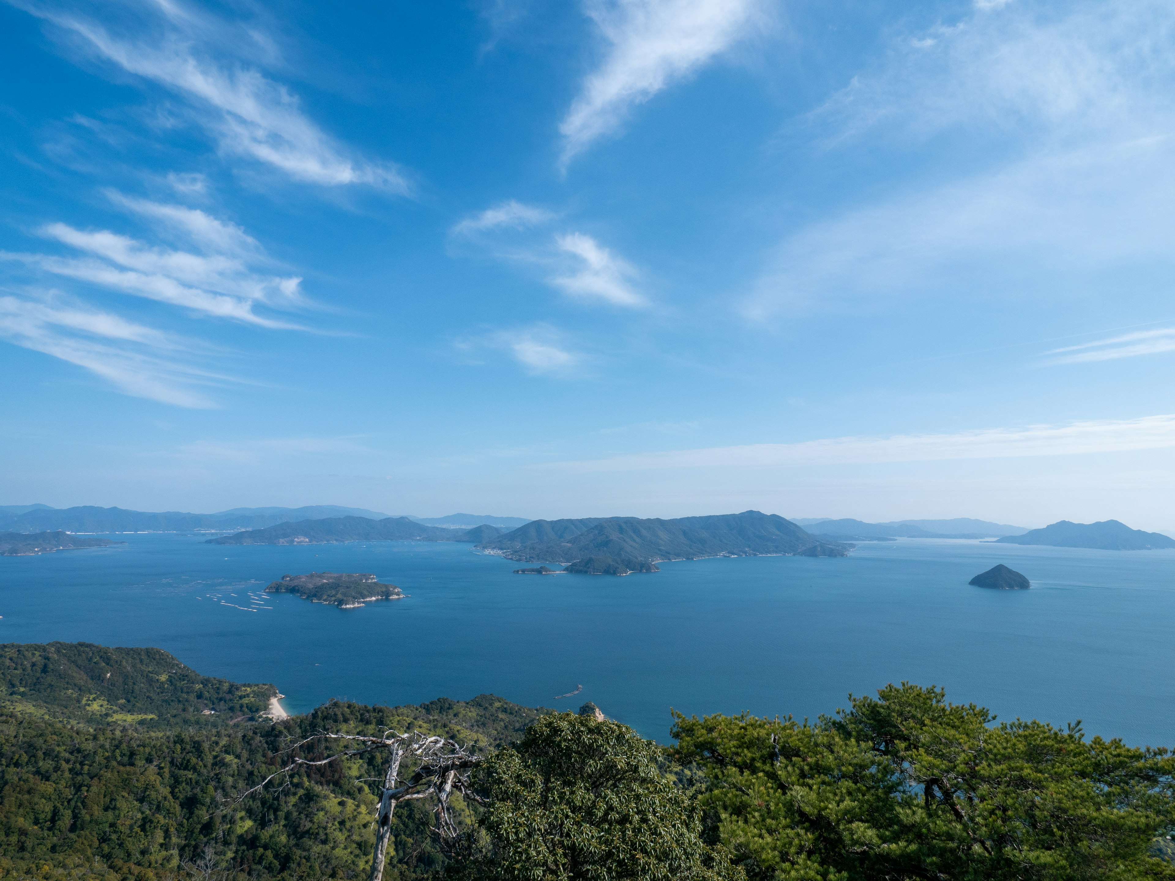 Vue pittoresque de l'océan bleu et des îles avec des nuages blancs dans le ciel