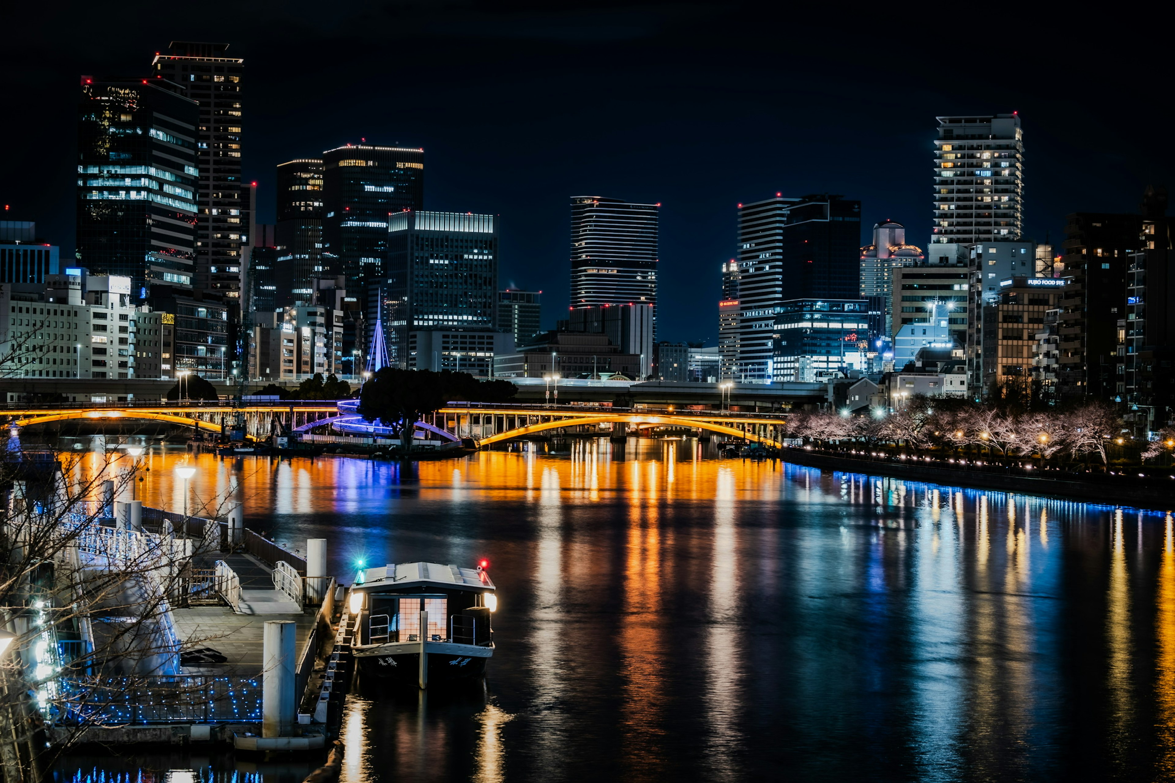 美丽的夜间城市景观与河流的倒影