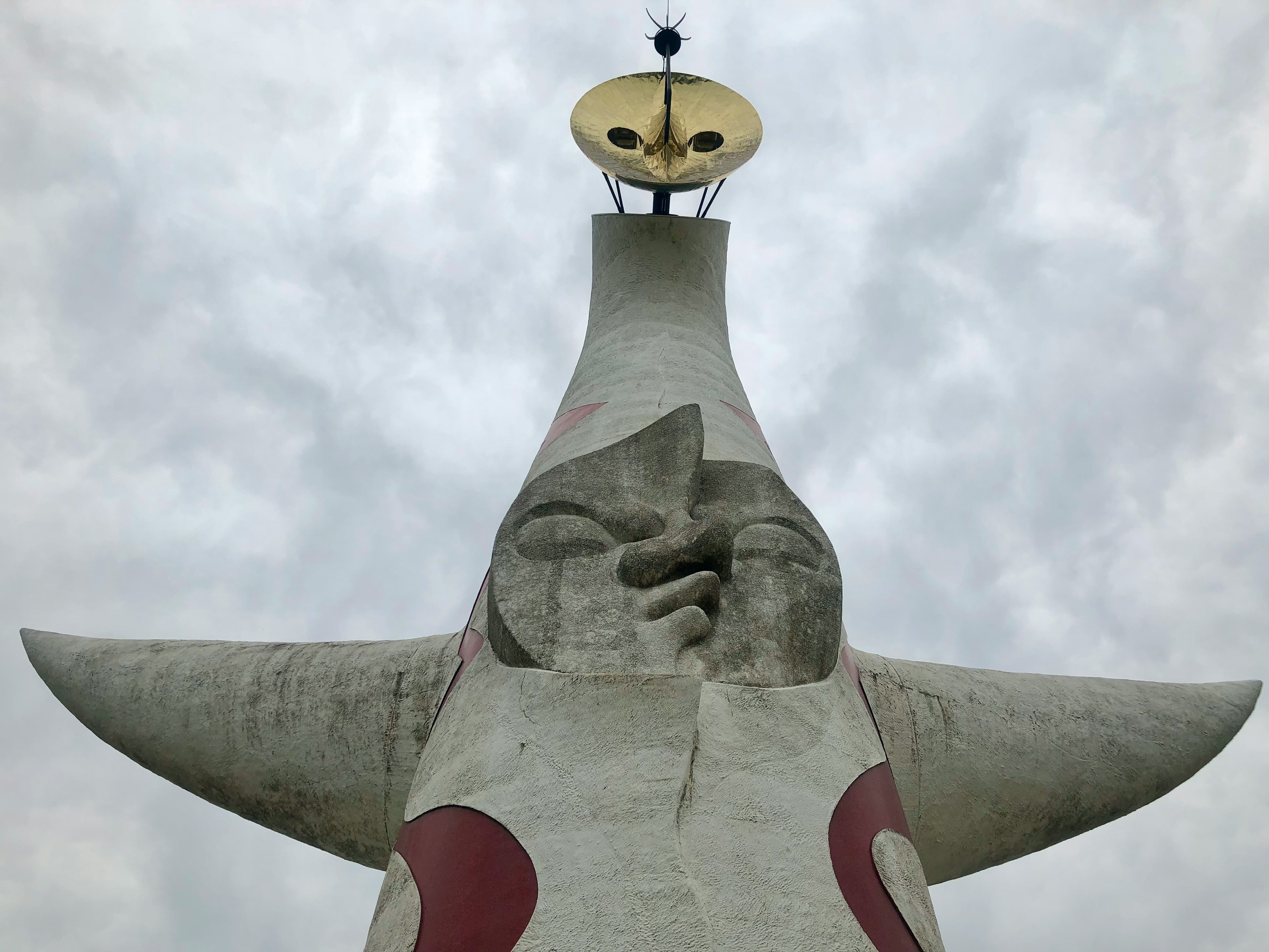 Diseño único de la Torre del Sol con una cara expresiva