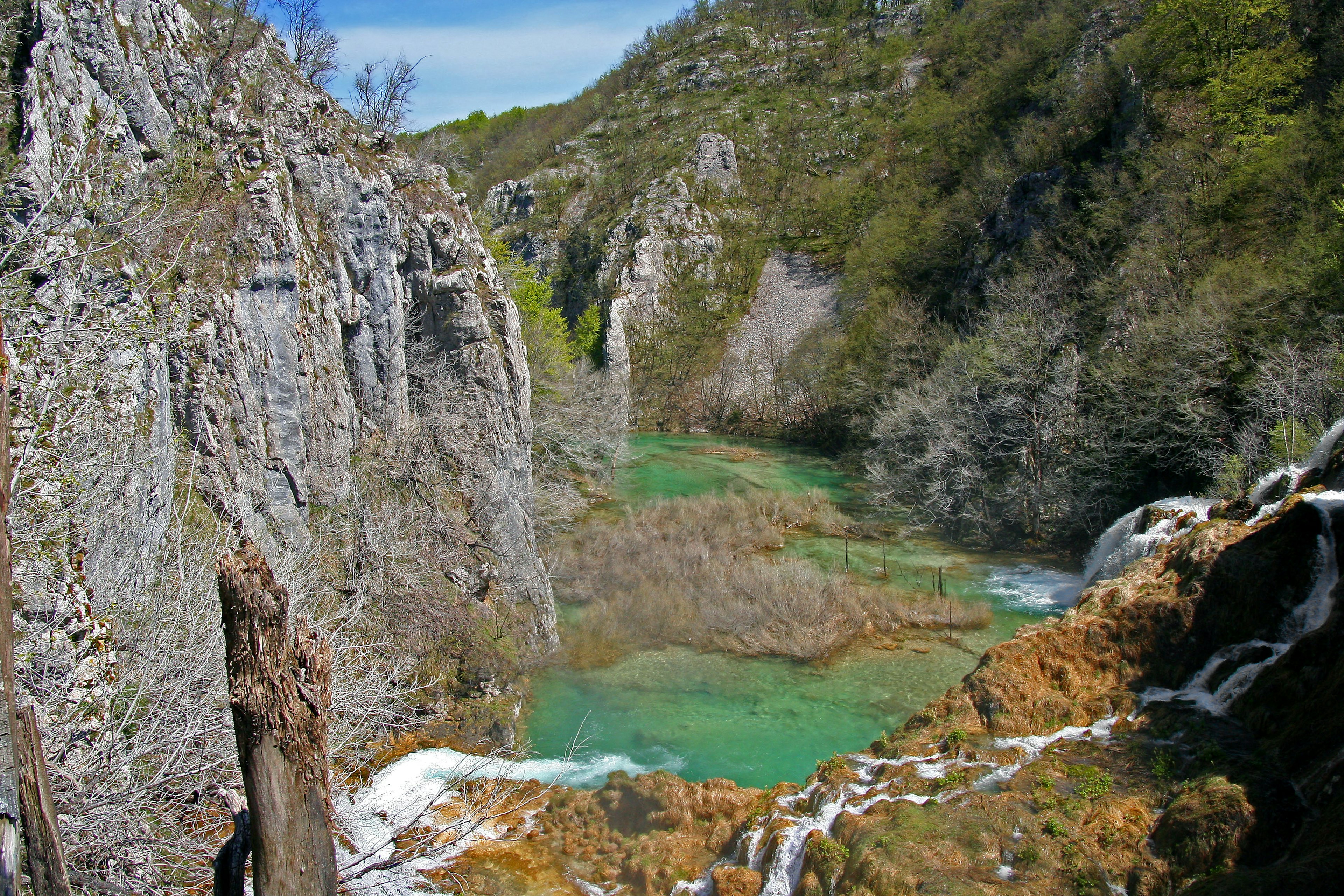 Malerscher Blick auf eine Schlucht mit türkisfarbenem Wasser und felsigen Klippen