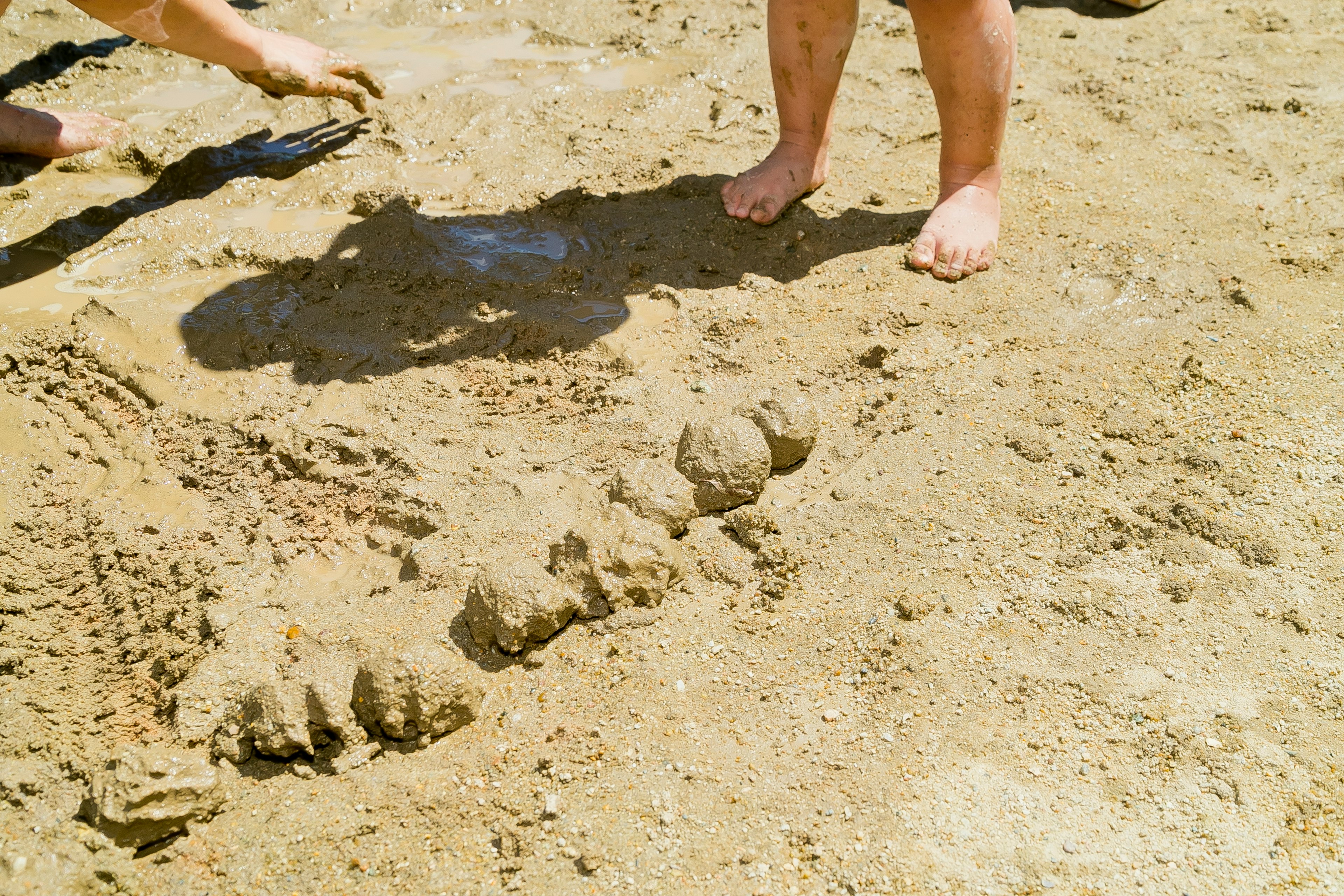 Persone che creano una scultura di sabbia sulla spiaggia