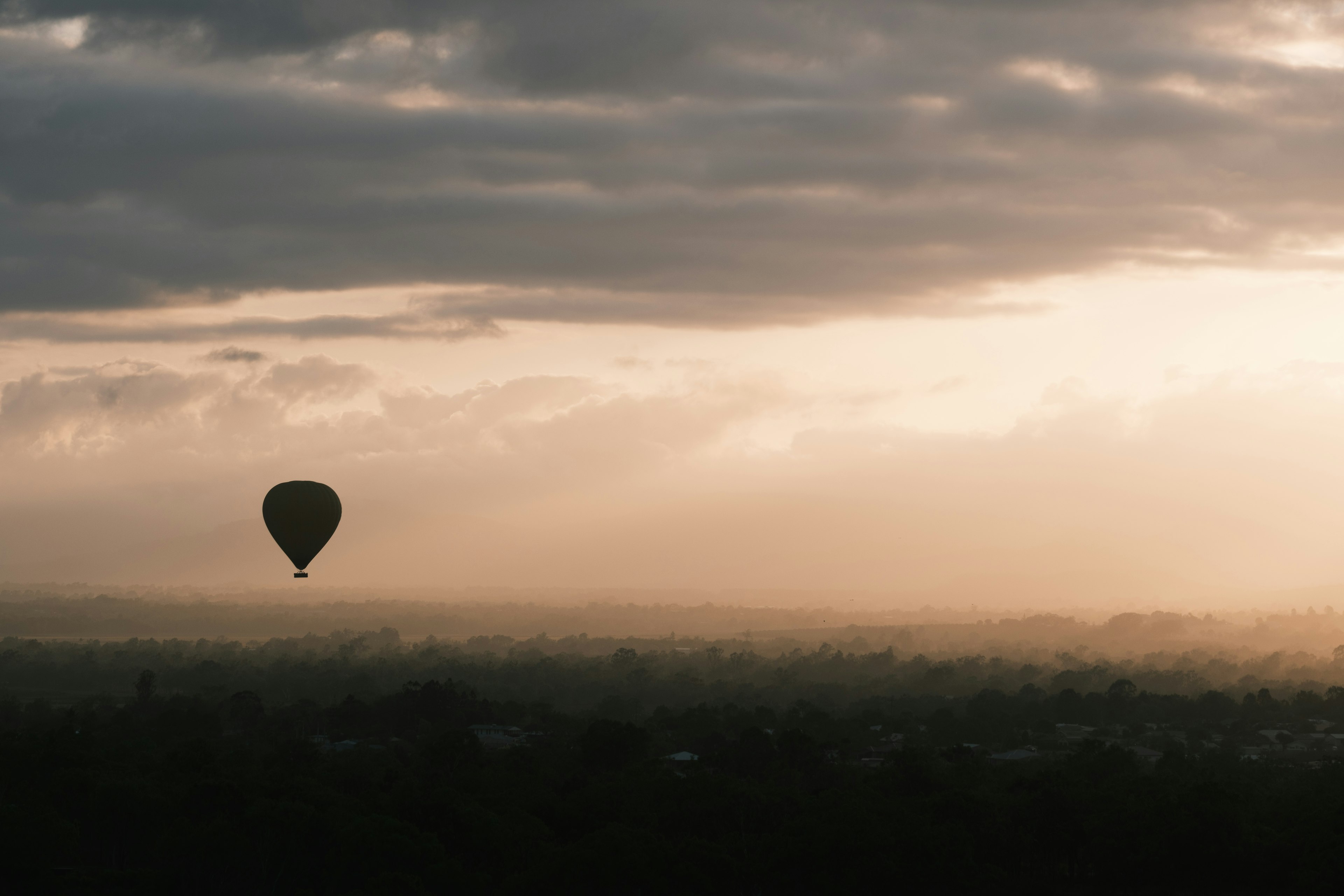 Un globo aerostático flotando en el cielo del atardecer