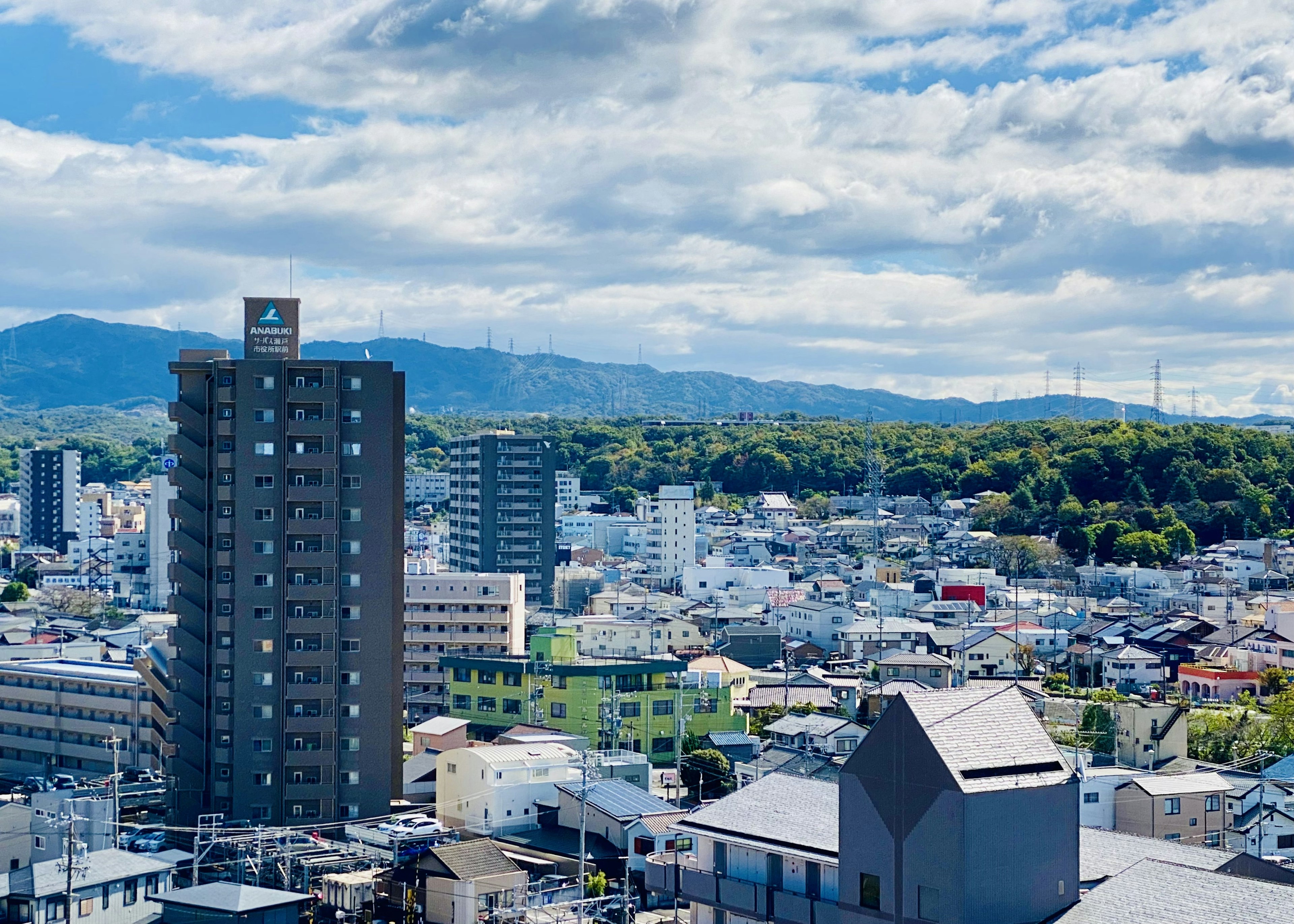 Paisaje urbano bajo un cielo azul con edificios altos y áreas residenciales