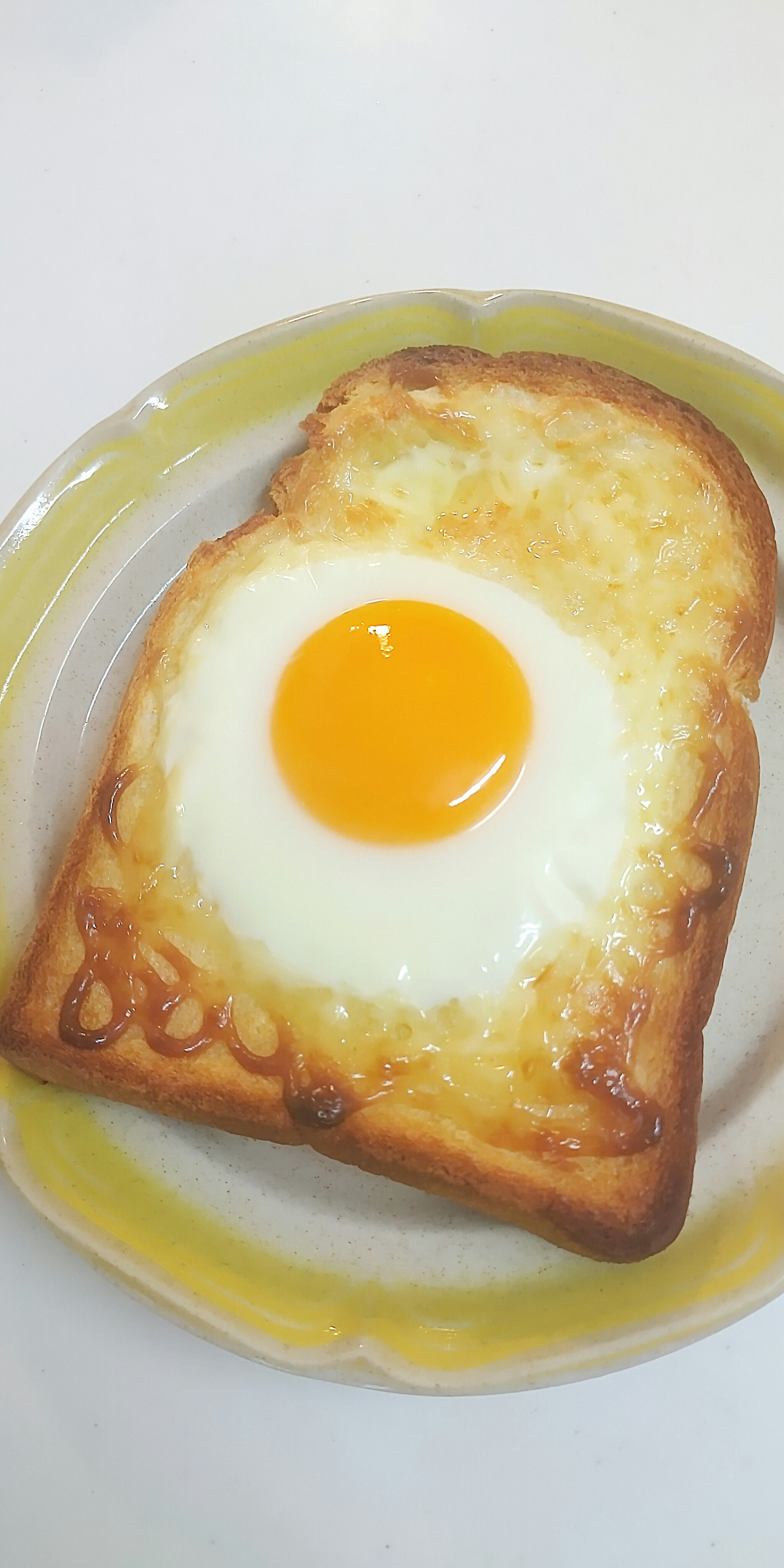 Roti panggang dengan telur goreng di atasnya