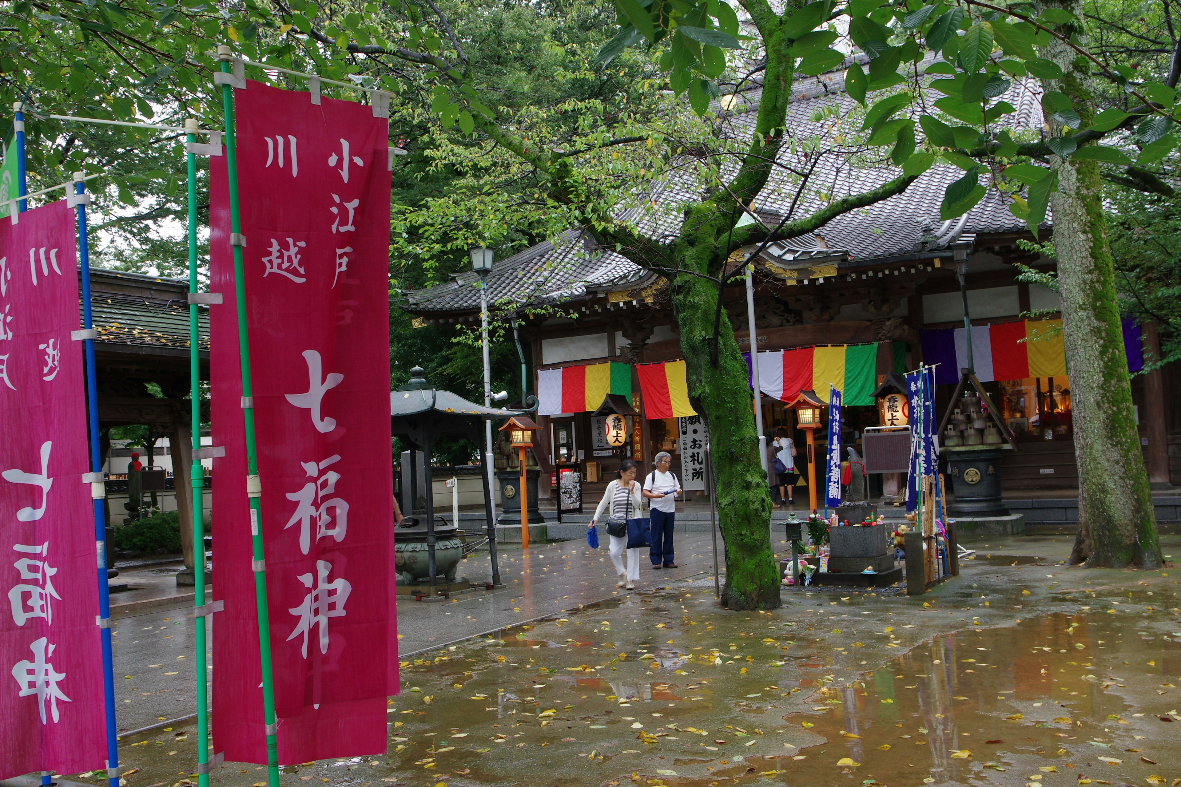 小江户川越的七福神社景观，五彩斑斓的旗帜和游客