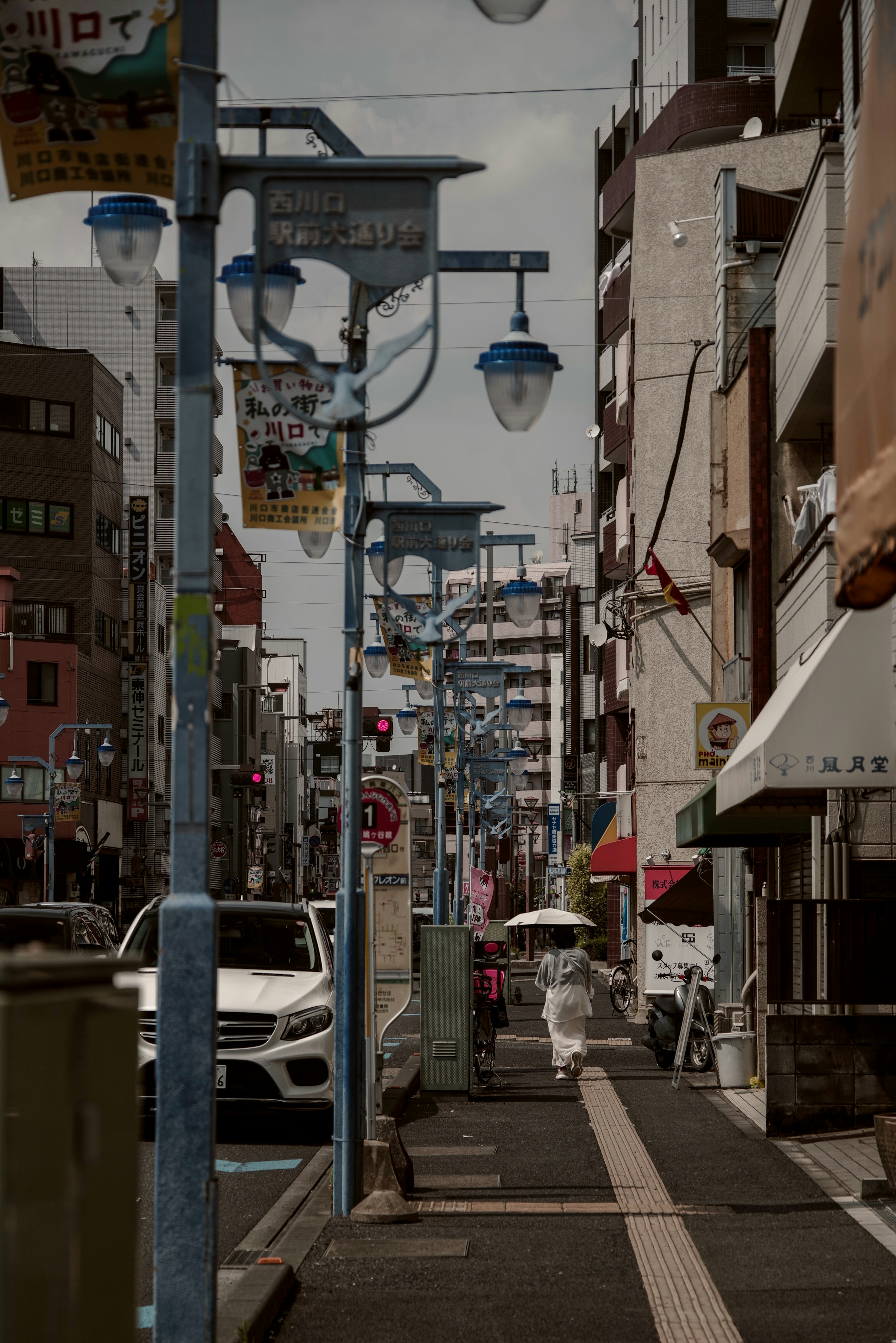 日本街道景观蓝色路灯汽车和行人