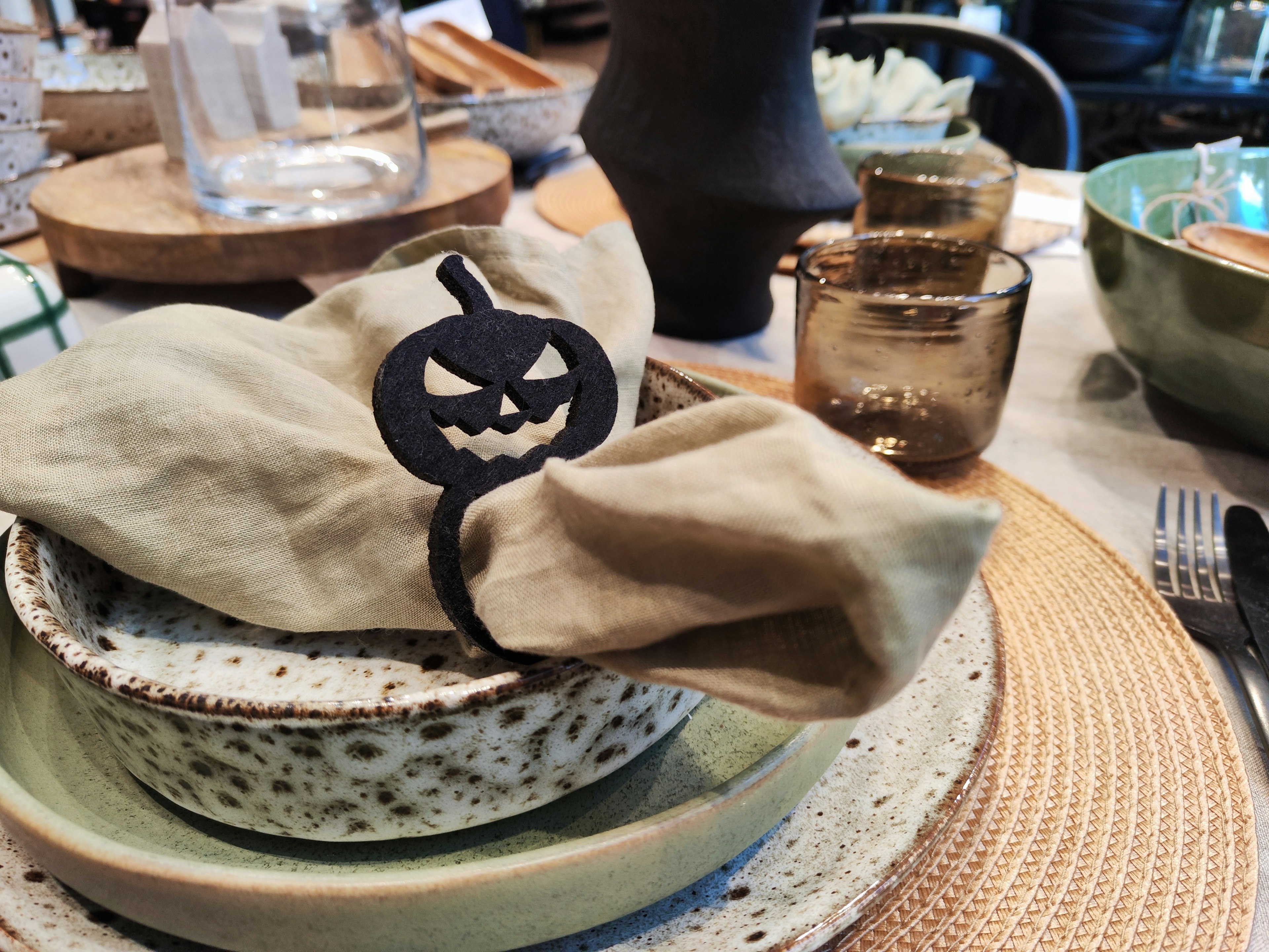 Serviette de table sur le thème d'Halloween placée sur une jolie table