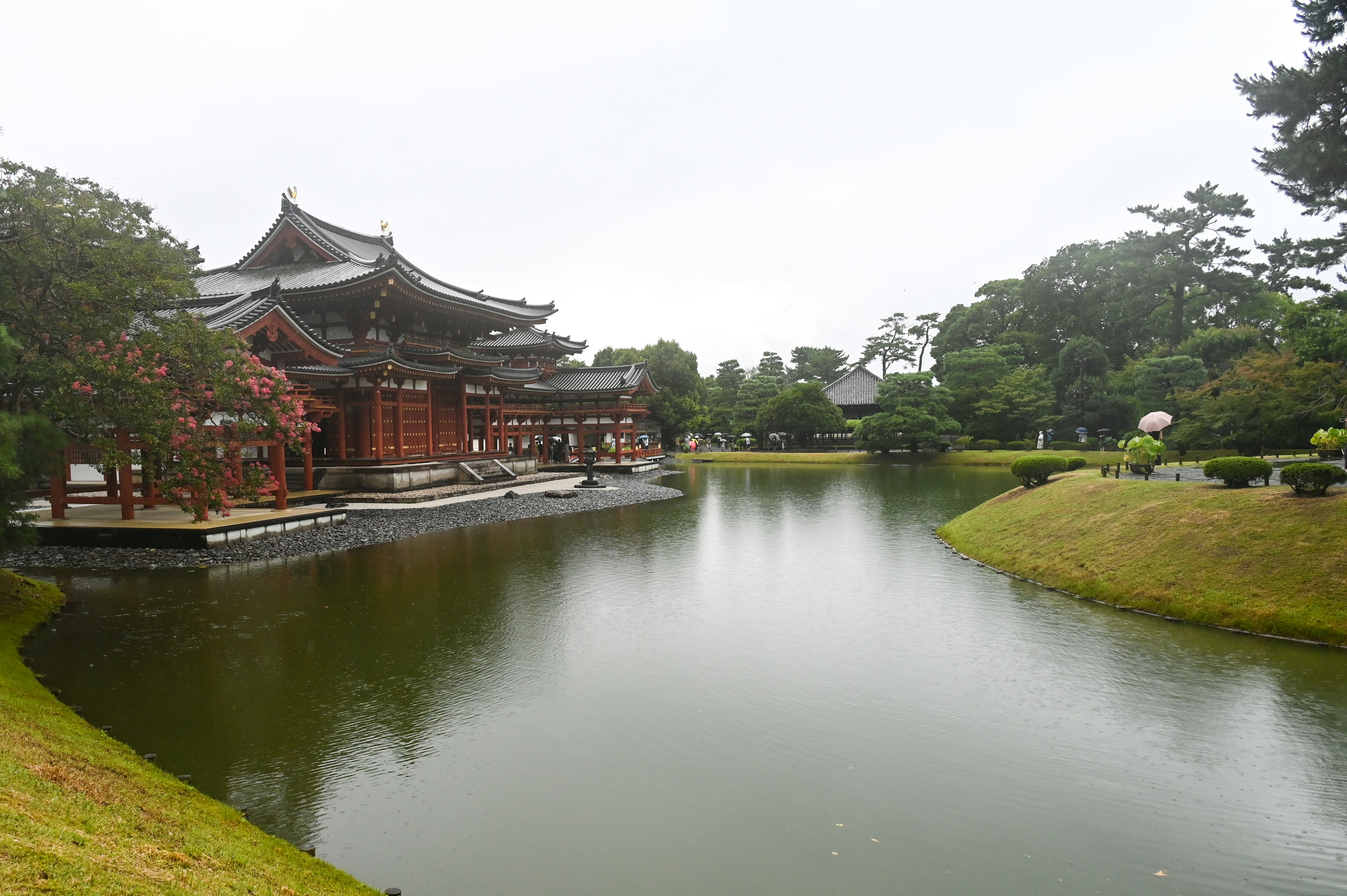 Malersicher Blick auf ein traditionelles japanisches Gebäude an einem ruhigen Teich