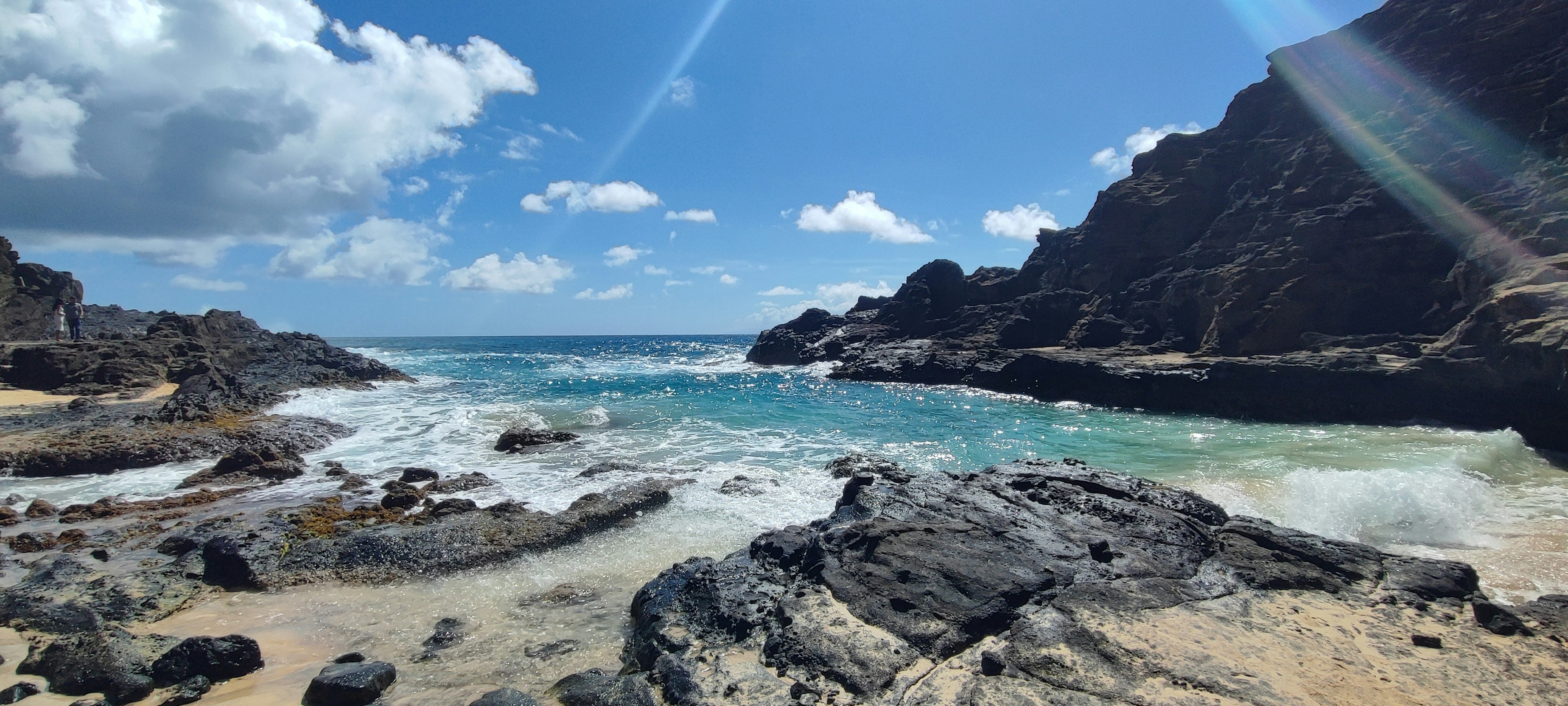 Vista panoramica dell'oceano blu e della spiaggia rocciosa