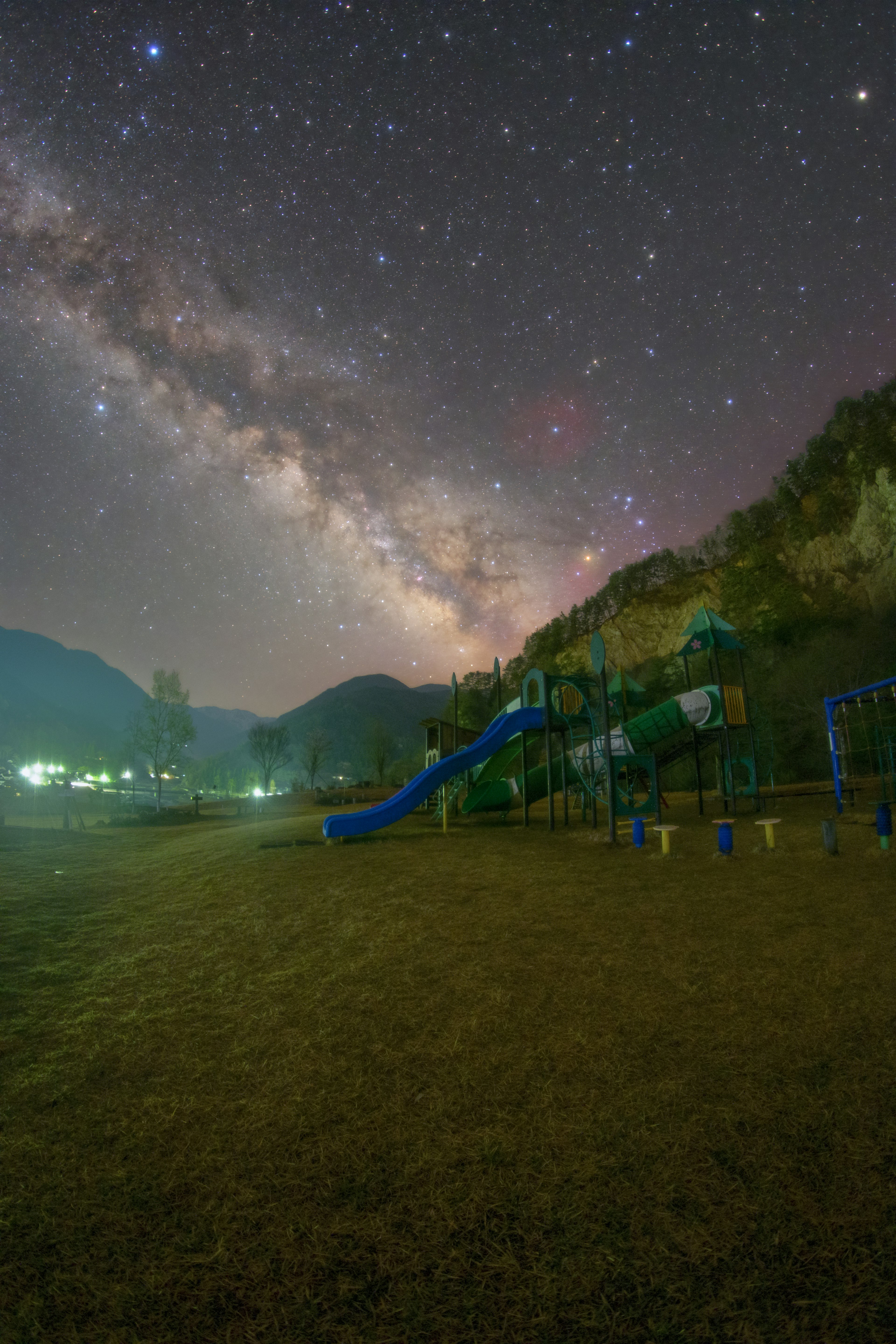 星空の下にある遊び場と銀河の美しい景色