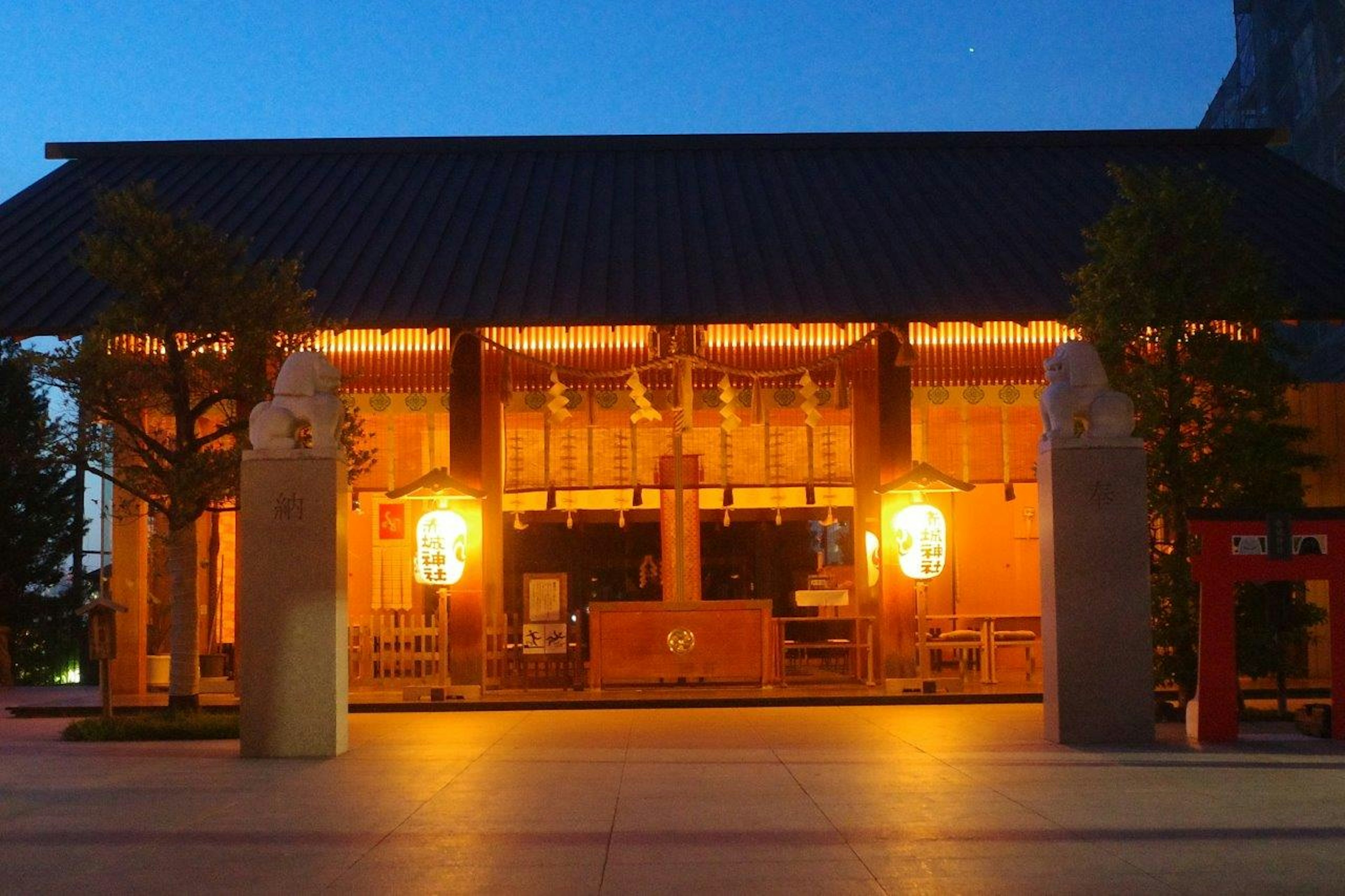 Außenansicht eines Tempels bei Nacht beleuchtete Laternen und traditionelle Architektur