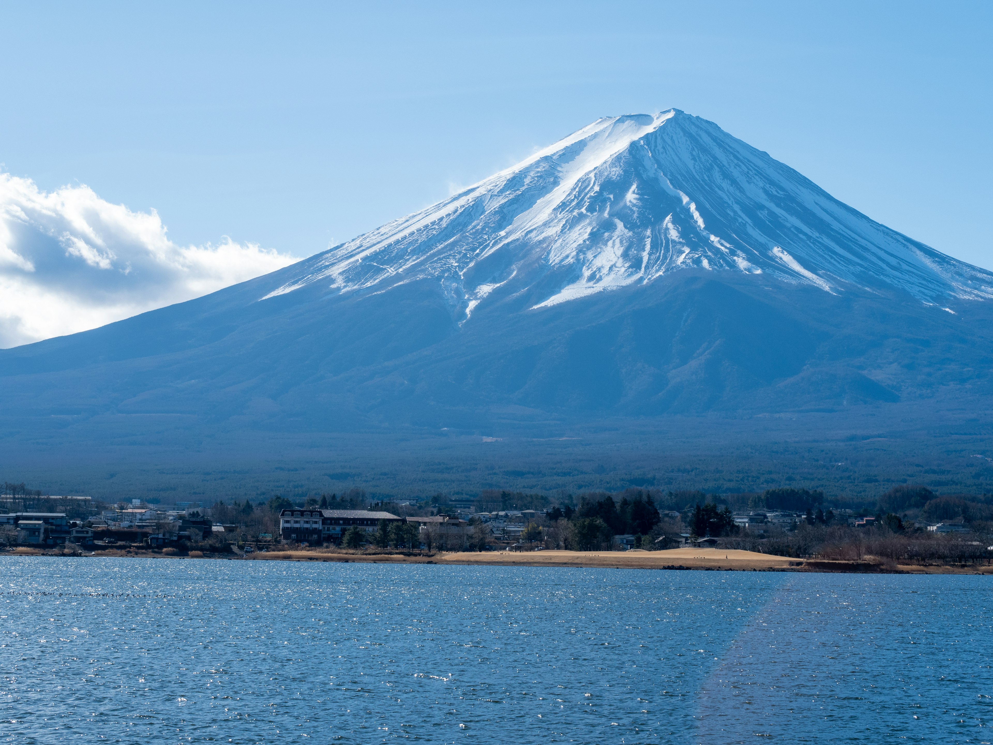 Der schneebedeckte Gipfel des Fuji und der klare blaue Himmel