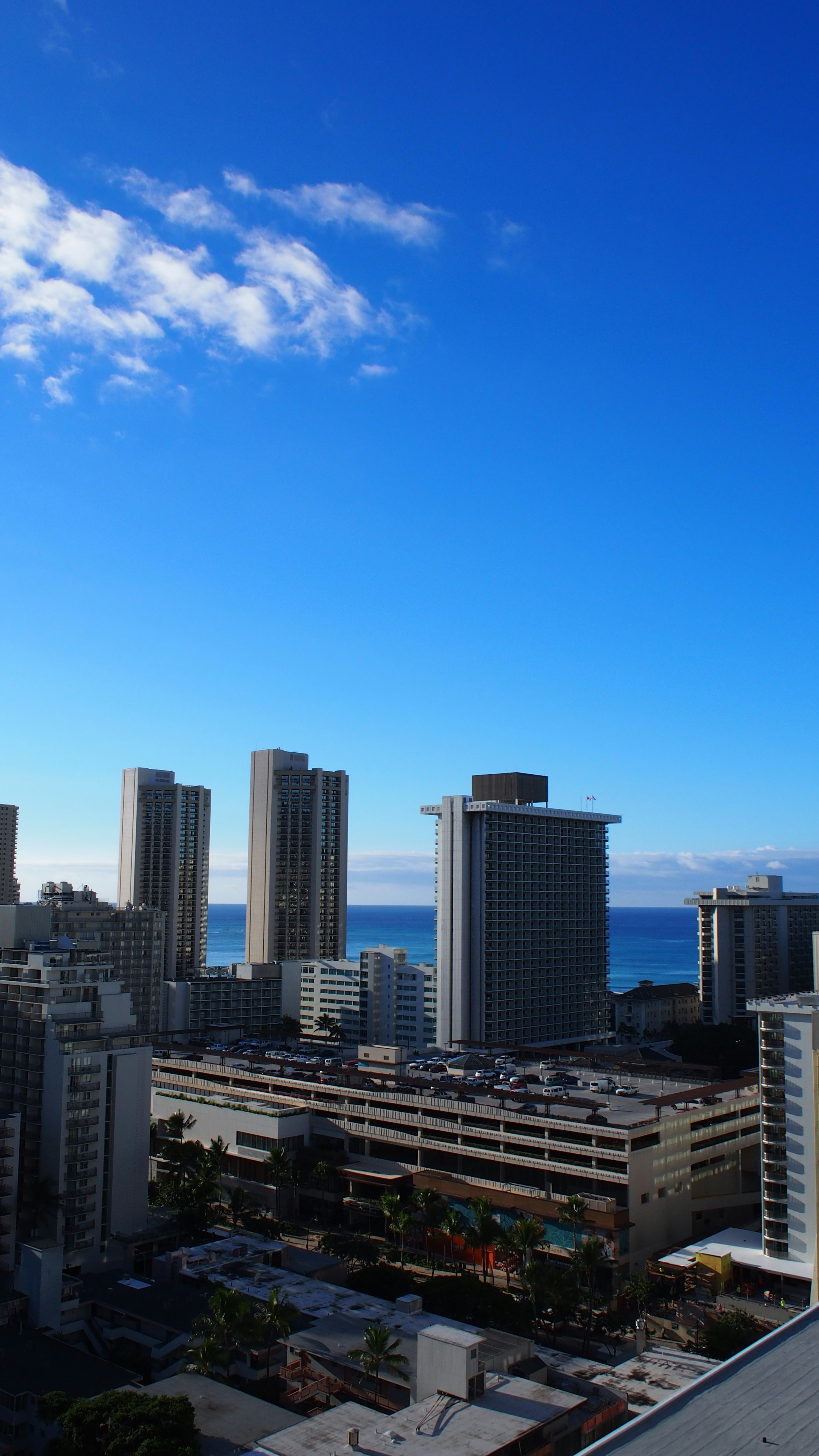 Vue de la ville avec des gratte-ciel sous un ciel bleu clair et l'océan au loin