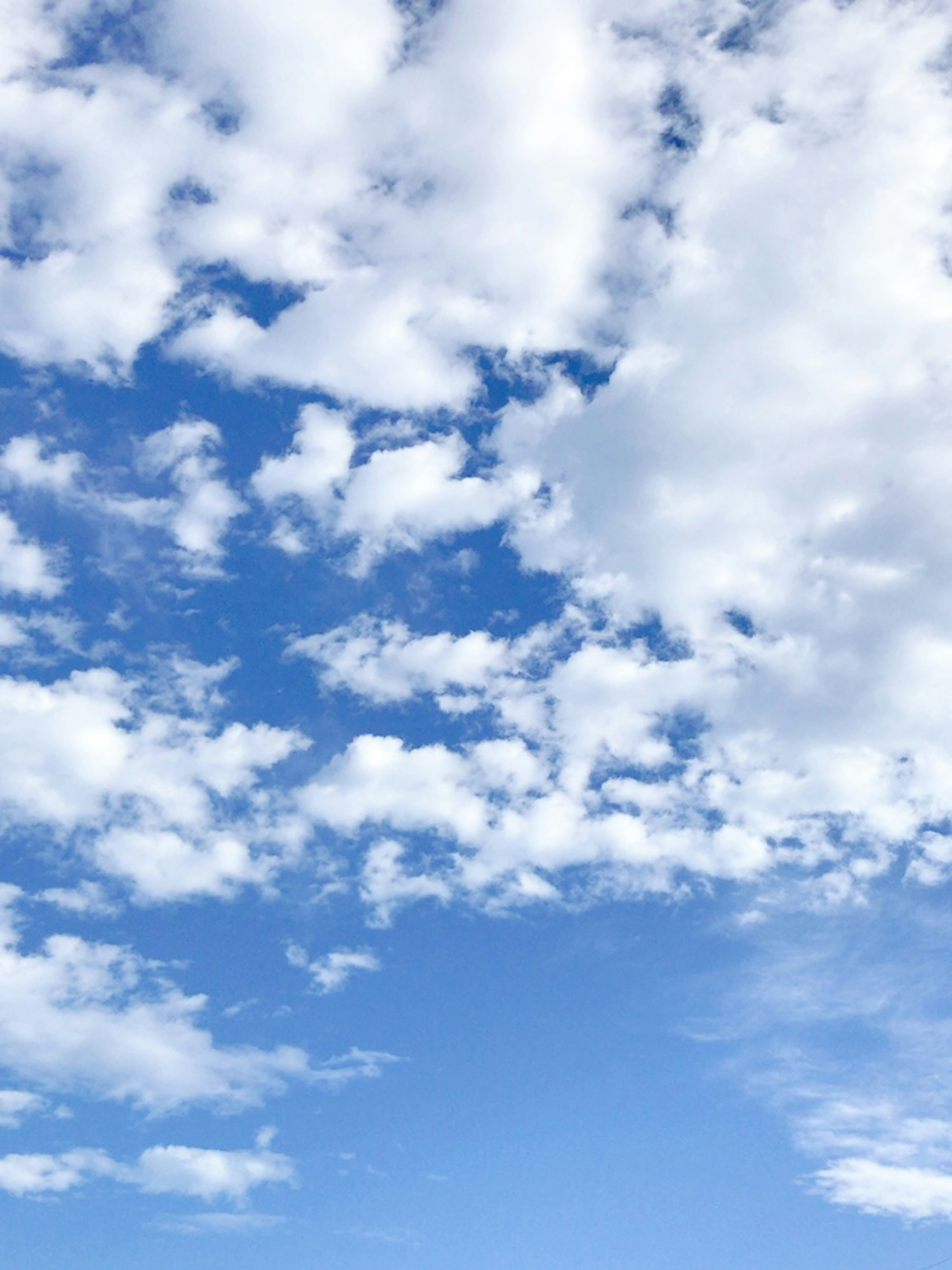 Bella vista di nuvole bianche che fluttuano in un cielo blu