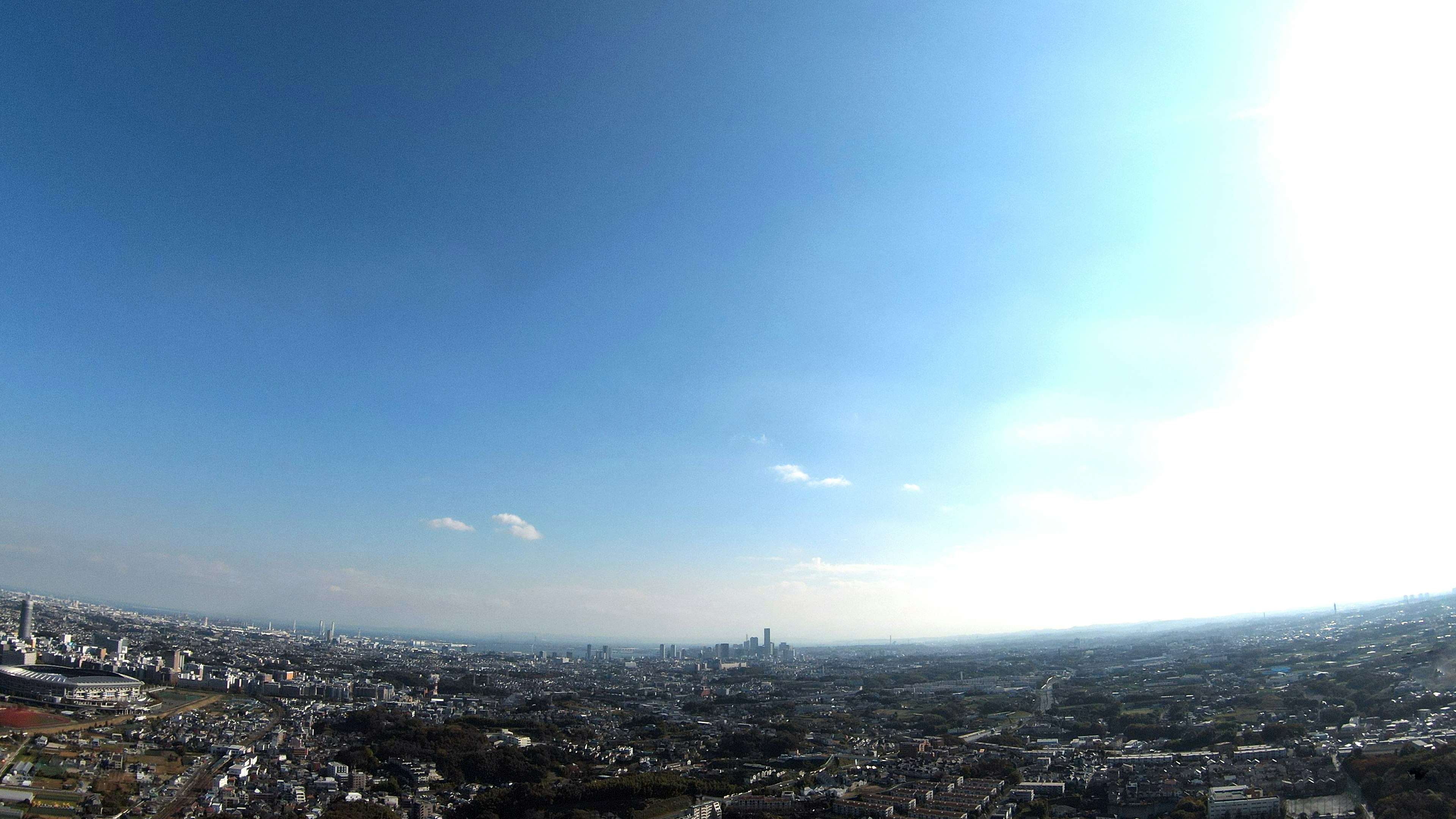 Vista panorámica de un horizonte urbano bajo un cielo azul claro