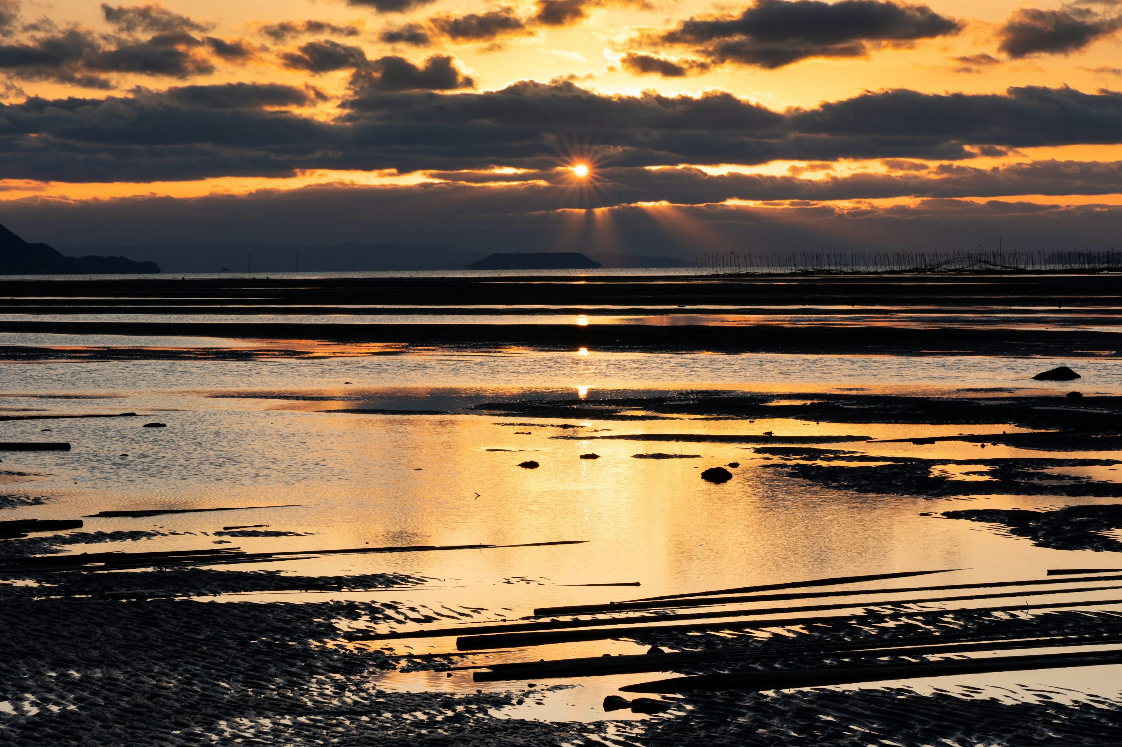 Splendida paesaggio con il tramonto che si riflette sul mare