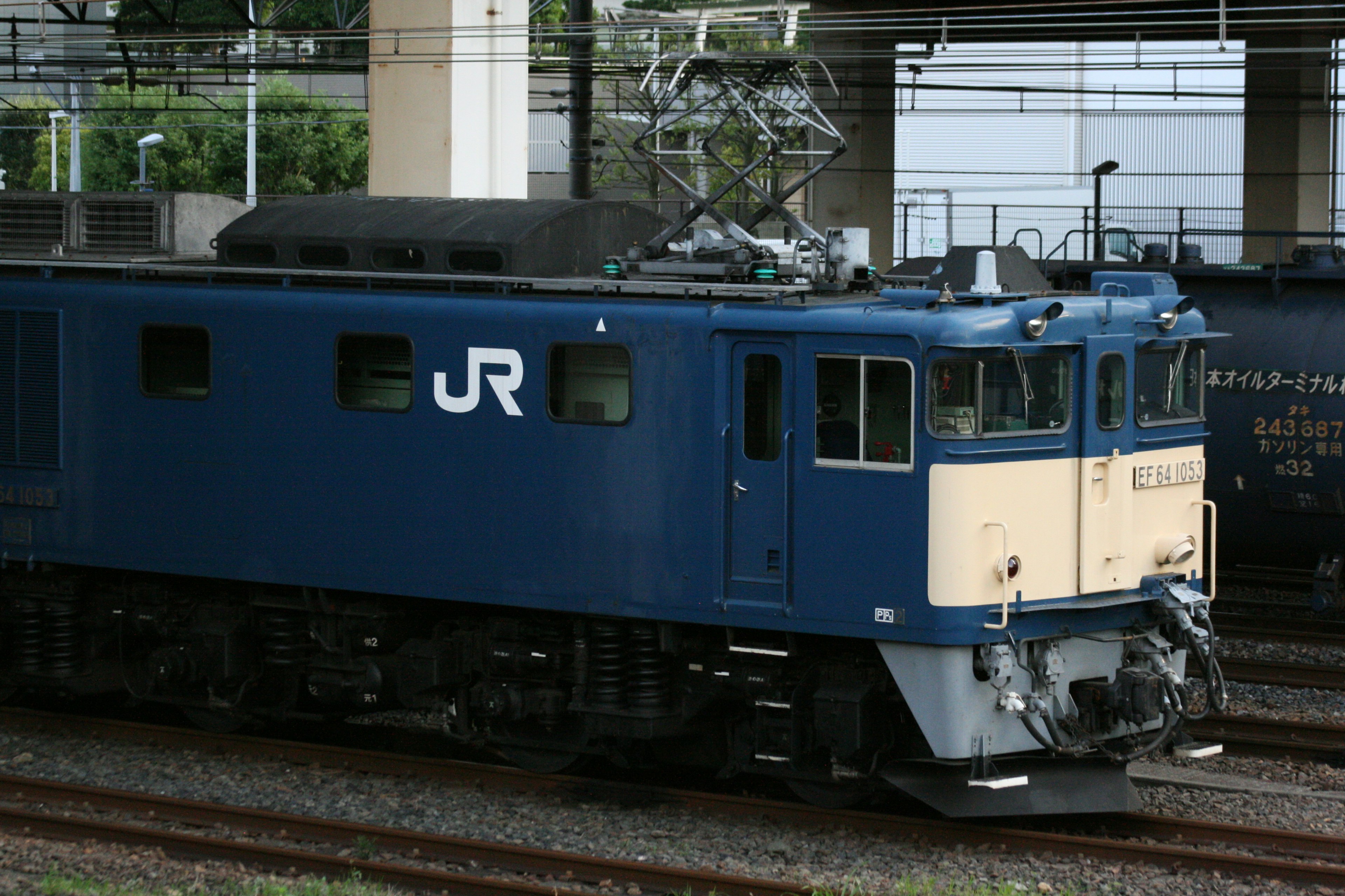 Locomotora eléctrica JR azul estacionada en las vías