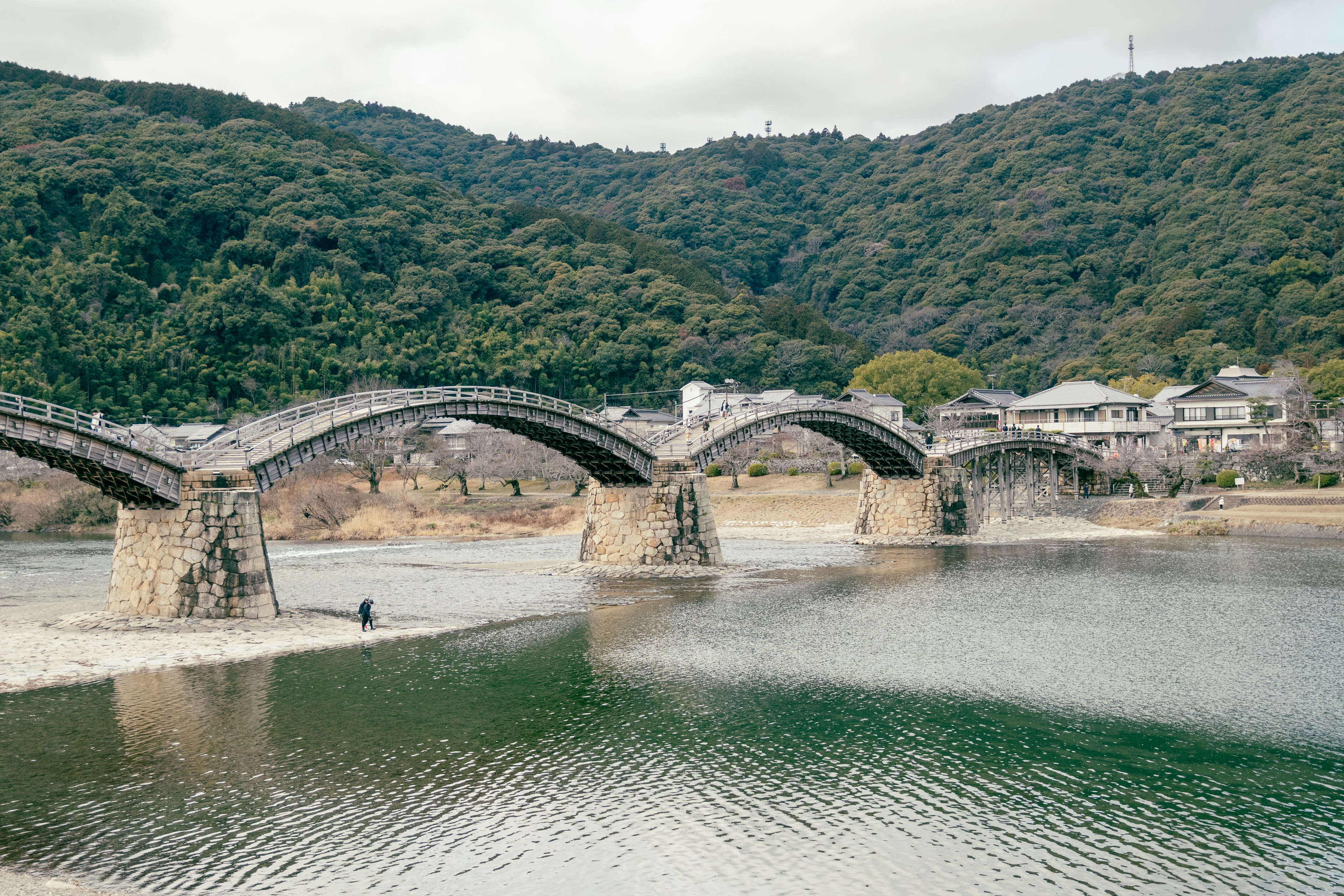 สะพานคินไทในเมืองอิวาคุนิพร้อมทิวทัศน์แม่น้ำที่เงียบสงบ