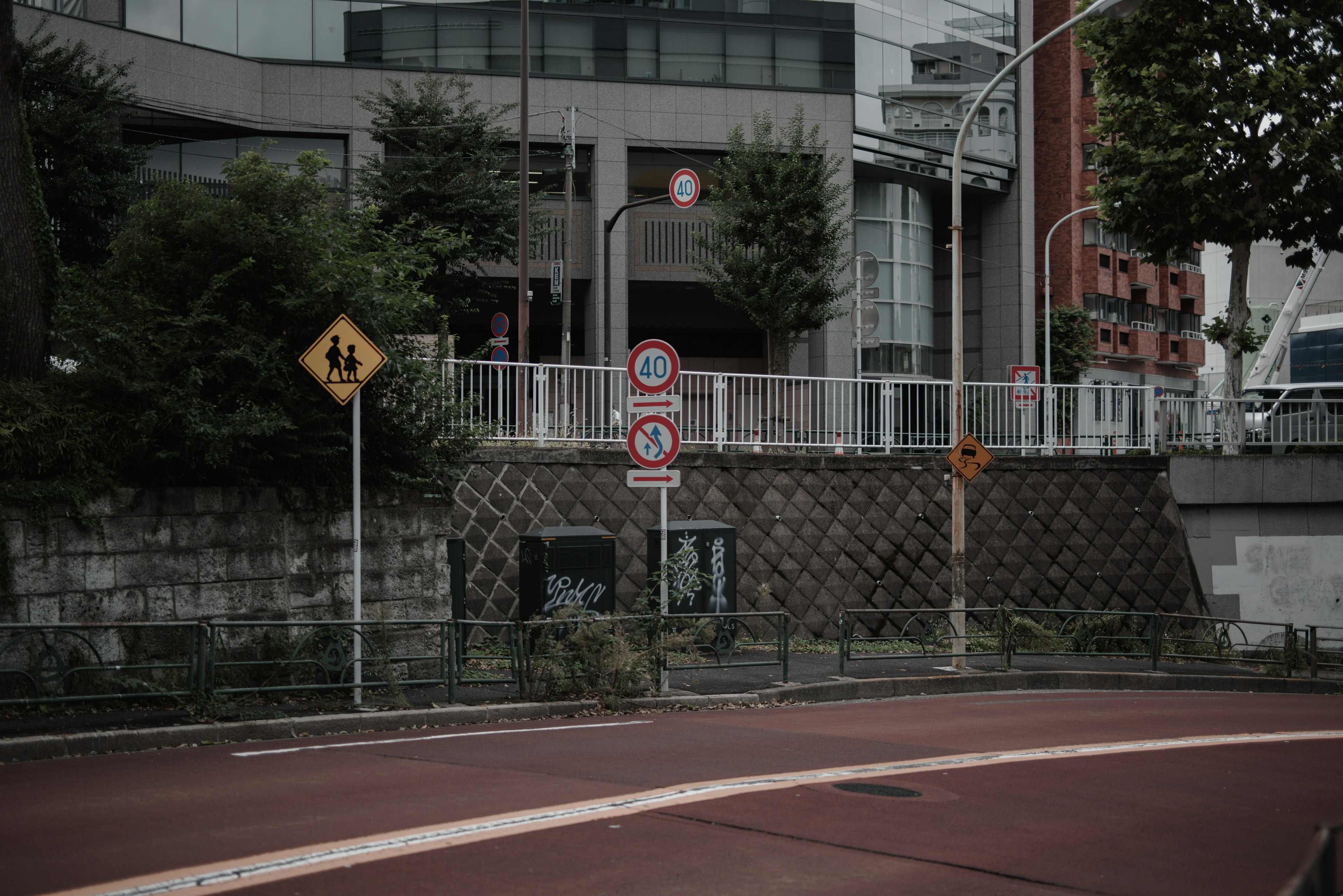 Escena urbana con señales de tráfico y un edificio