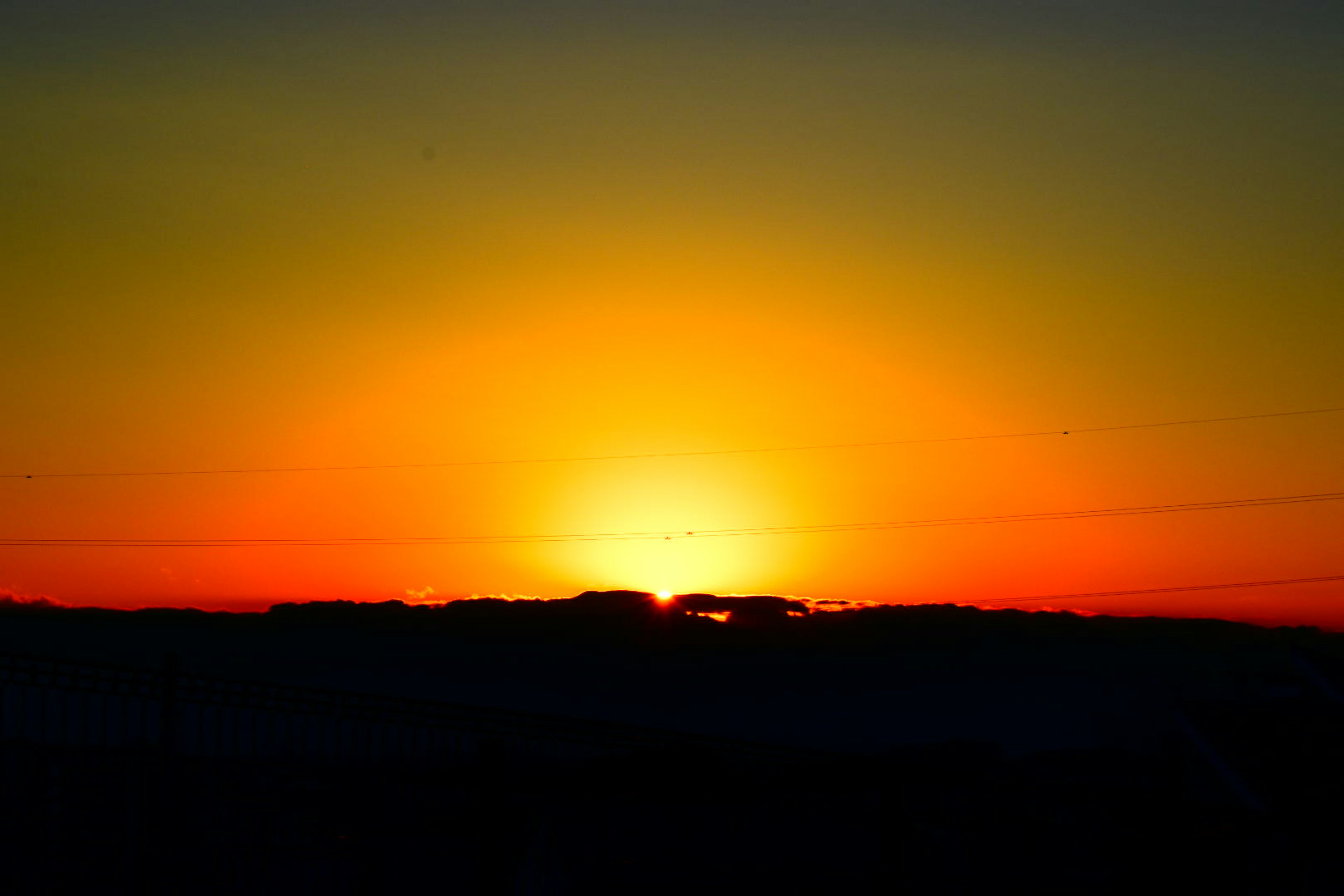 Hermoso paisaje de atardecer con degradado naranja y amarillo