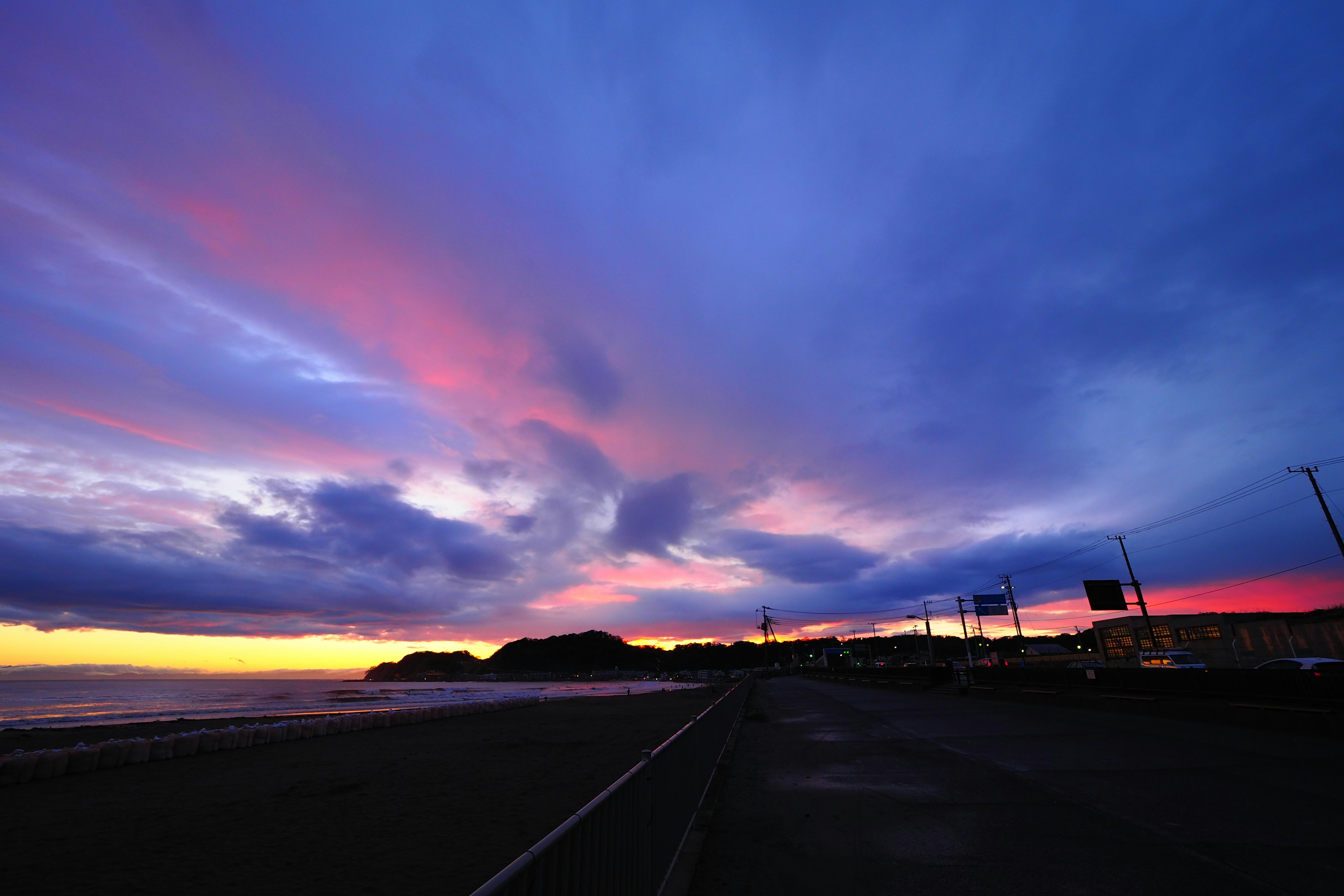 Paysage côtier avec un ciel de coucher de soleil violet et orange