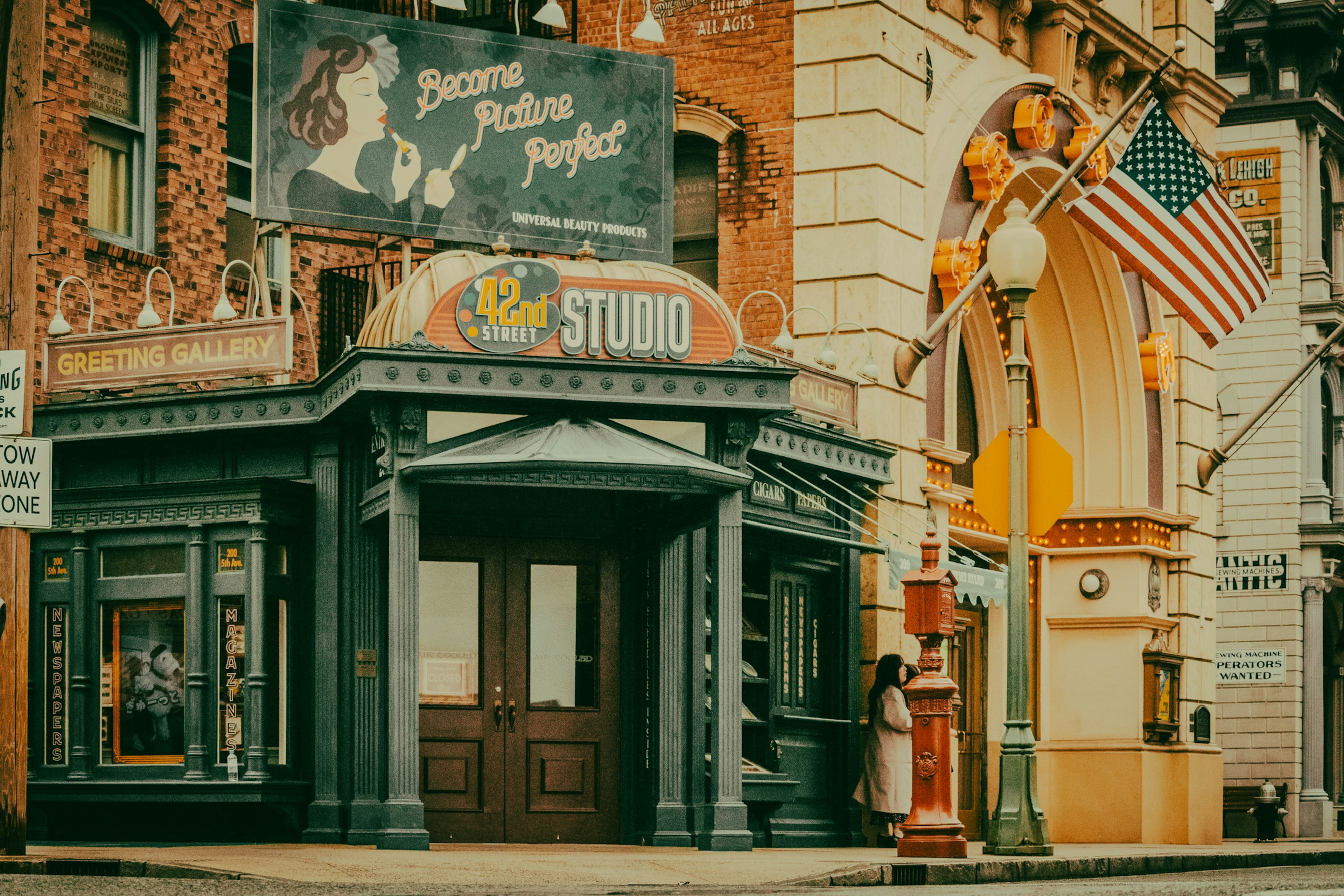 Exterior de un estudio histórico con una bandera estadounidense