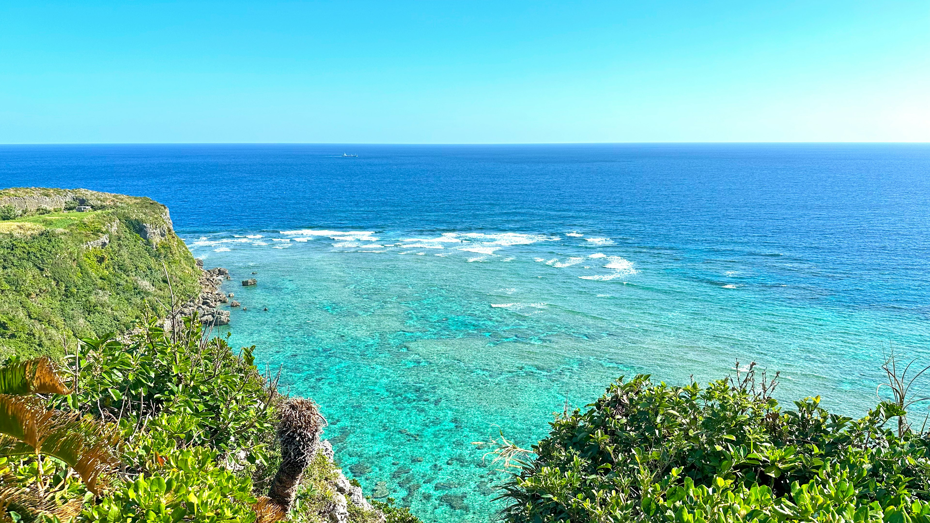 Schöne Küstenansicht mit blauem Meer und klarem Wasser