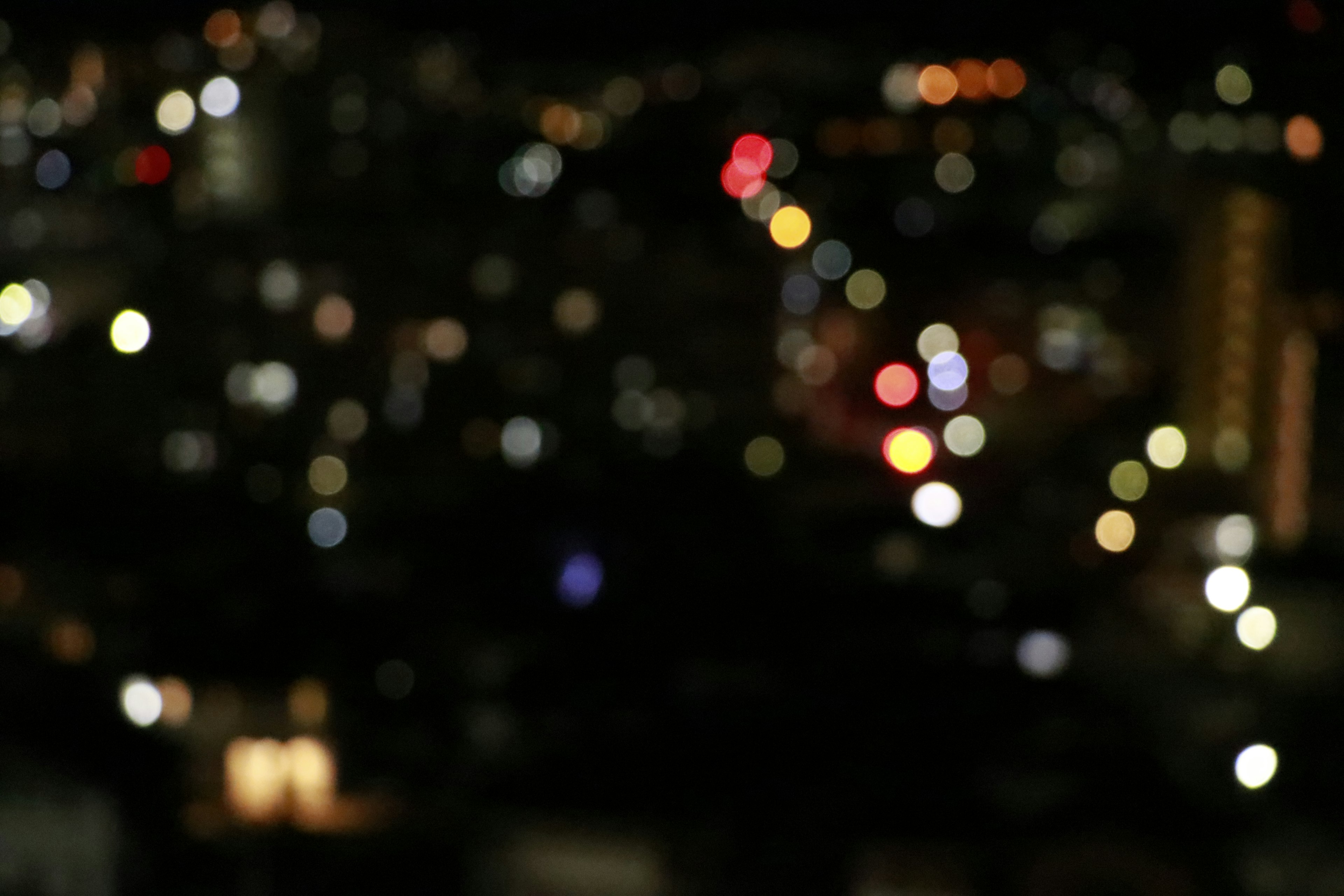 Verschwommene Stadtlichter bei Nacht schaffen eine lebendige Atmosphäre