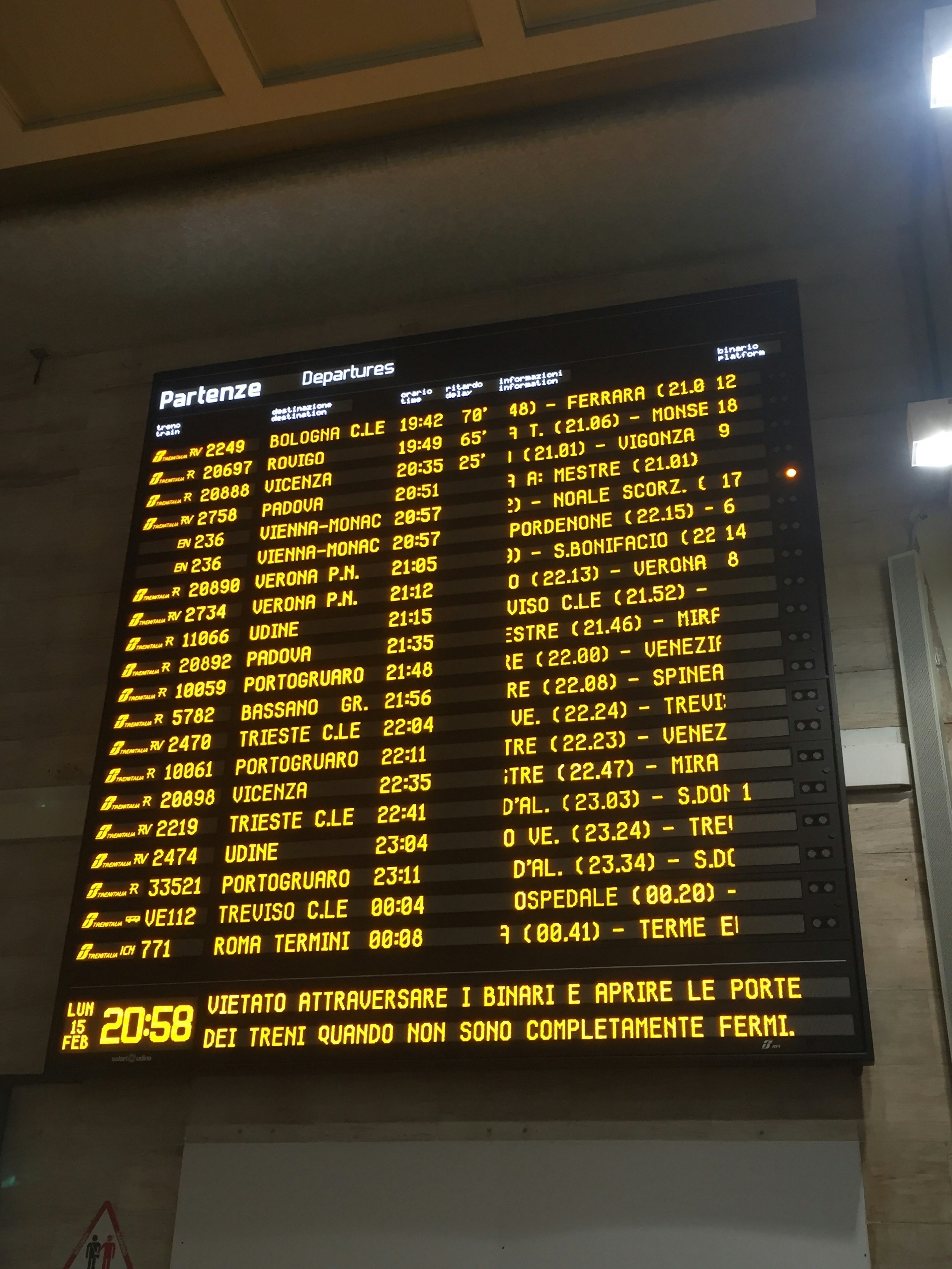 Tablero de información de vuelos en el aeropuerto que muestra llegadas y salidas