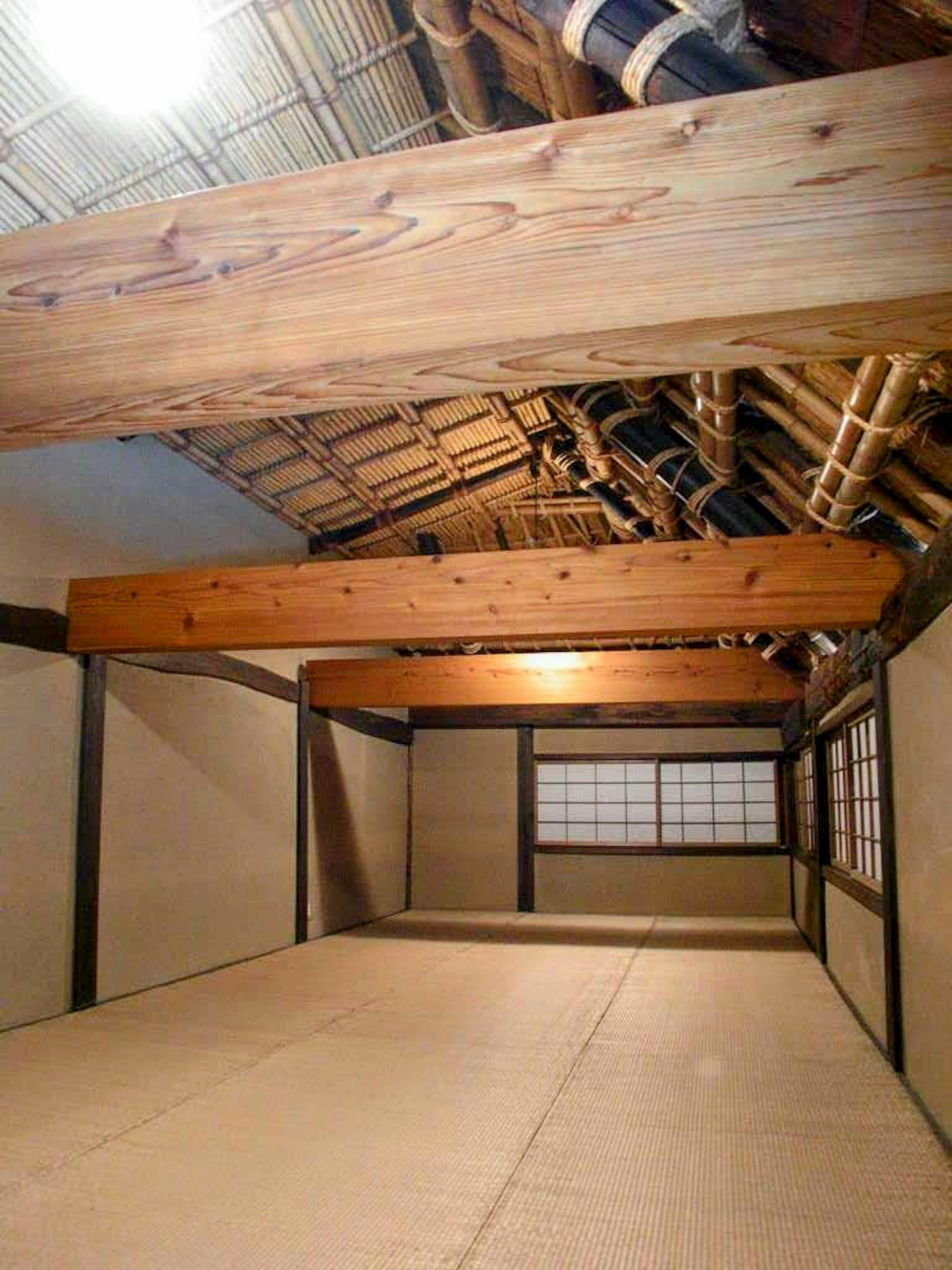 Intérieur japonais traditionnel avec des poutres en bois et des tatamis