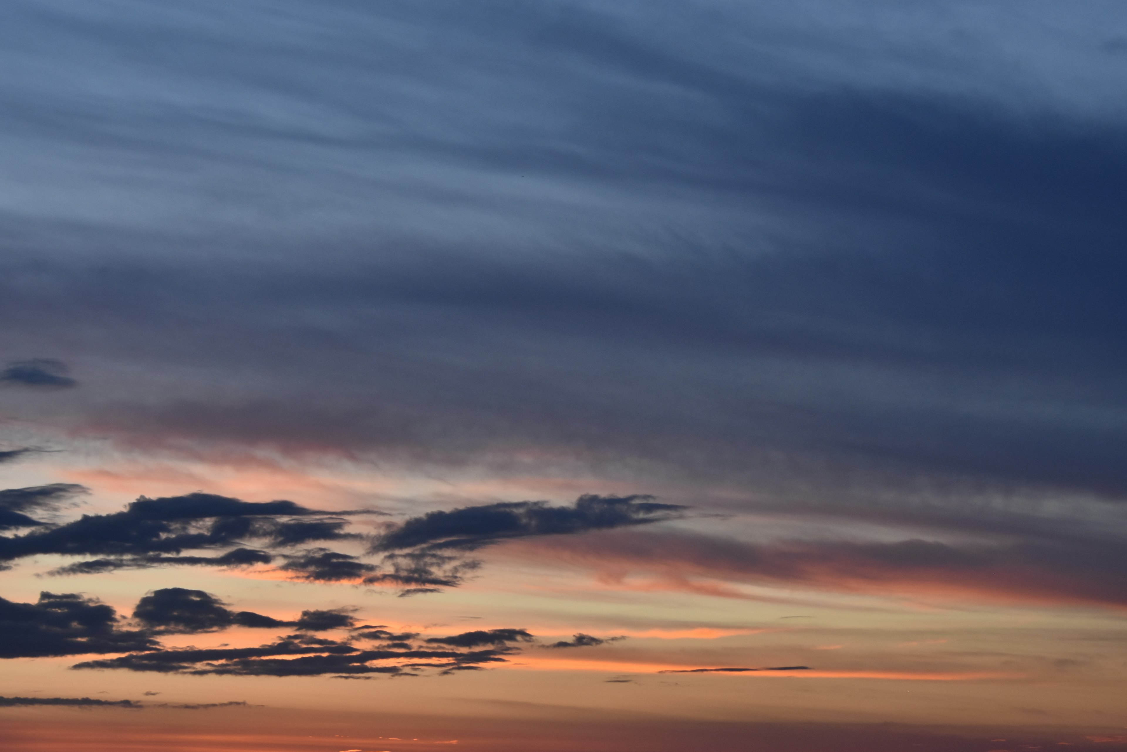 Un cielo vibrante con tonos de azul y naranja al atardecer