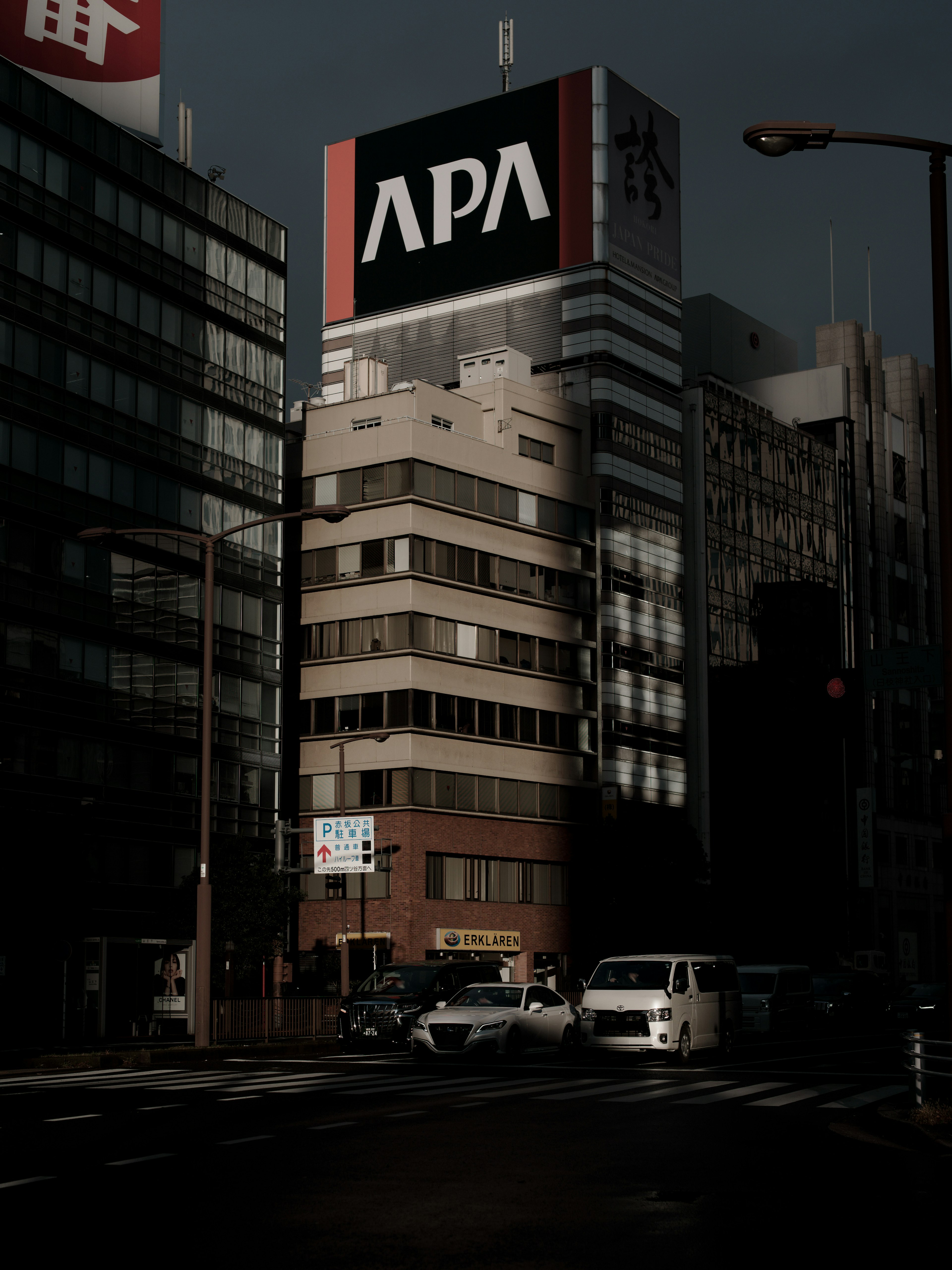 城市风景中显著的APA酒店标志