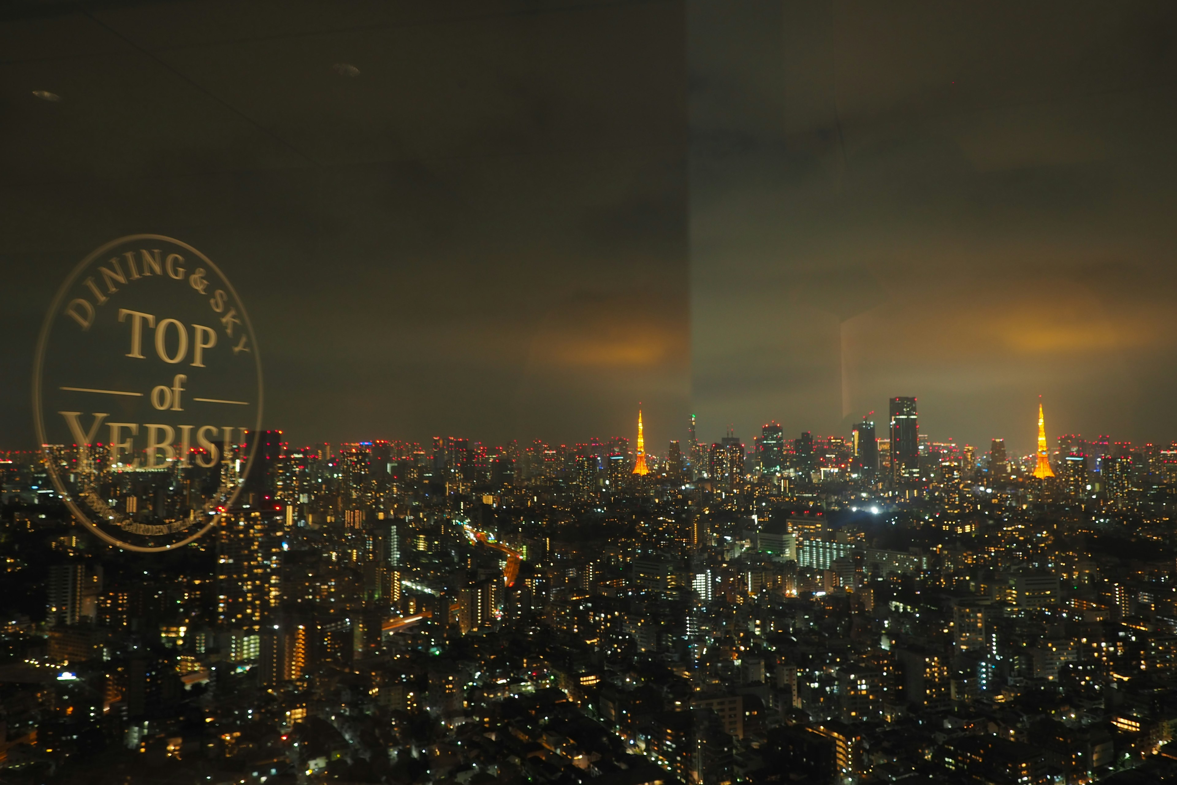 Vue de la skyline de Tokyo la nuit depuis la fenêtre d'un restaurant