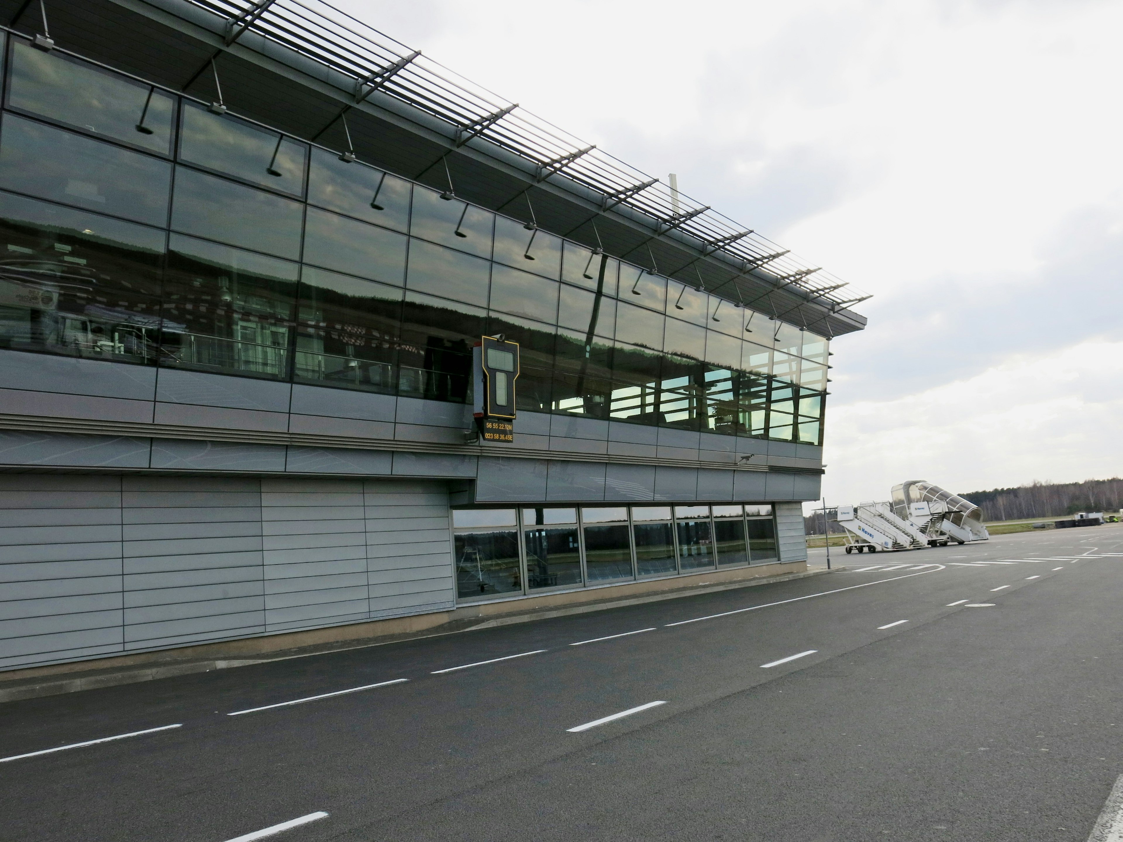 Moderne Flughafen-Terminalgebäude mit Glasfassade und Solarpanelen auf dem Dach