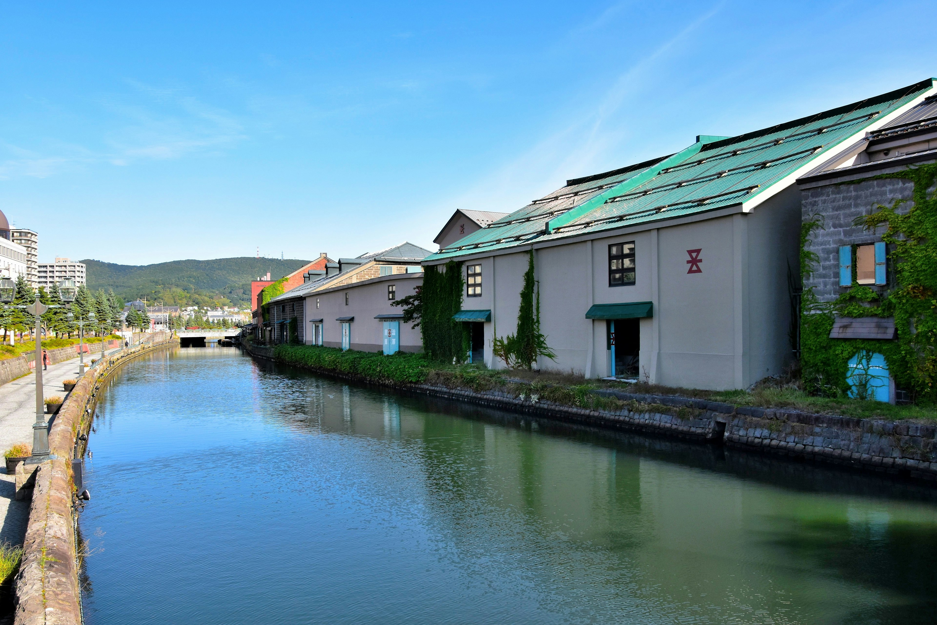 Vista panoramica di magazzini lungo un canale con acqua calma