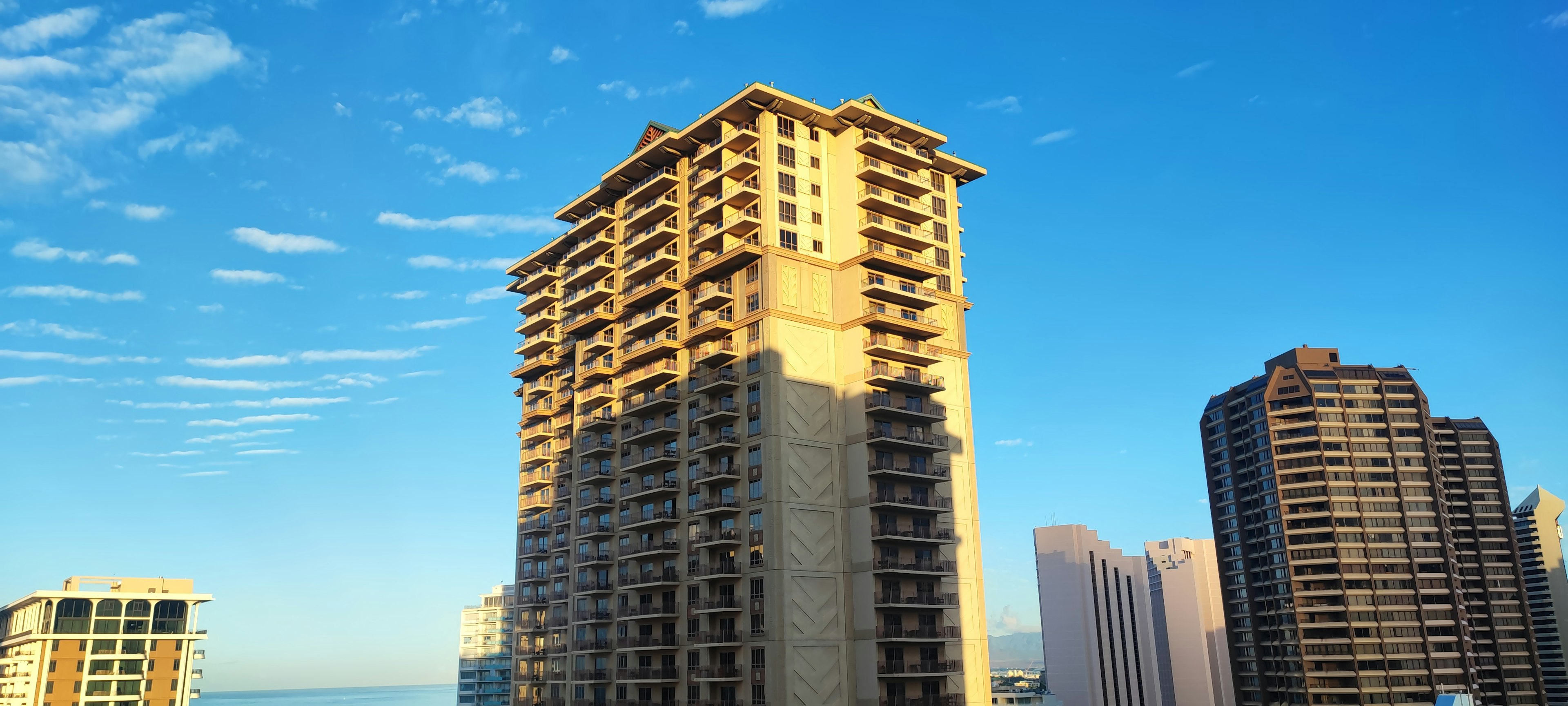 Vue d'un immeuble de grande hauteur contre un ciel bleu avec des ombres projetées