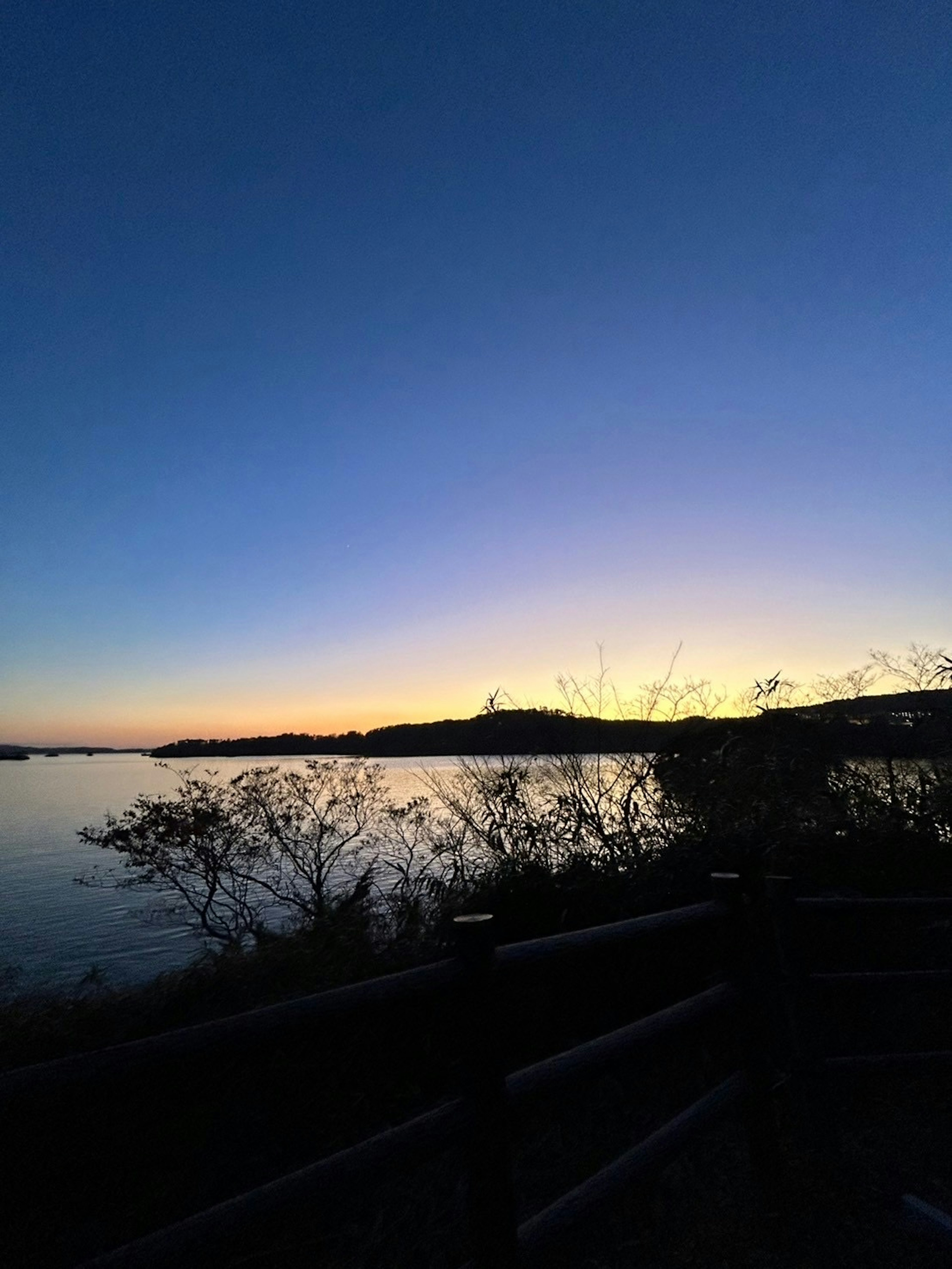 湖と夕日の美しい景色